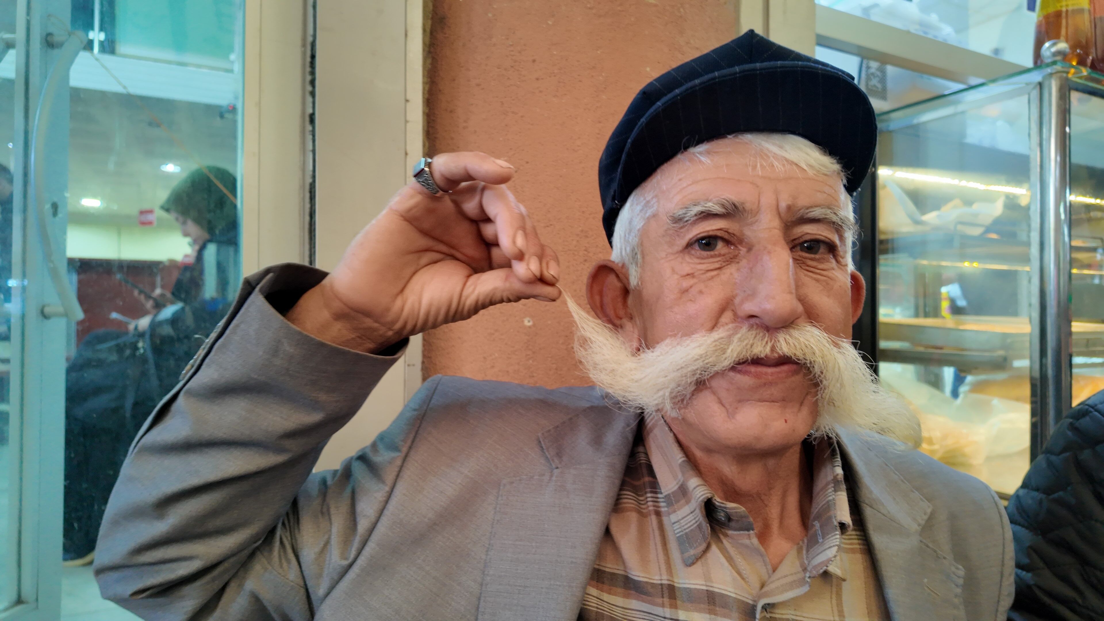 Aydın’da Pala Bıyıklı Sabri Amca Turistlerin Ilgi Odağı Oldu (3)