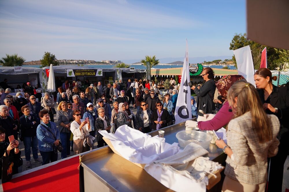 Ayvalık Belediyesi, 19. Uluslararası Zeytin Hasat Festivali’nde Fark Yarattı (5)