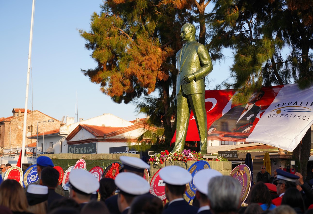 Ayvalık Halkı Atatürk Anıtı’nda Bir Araya Geldi0