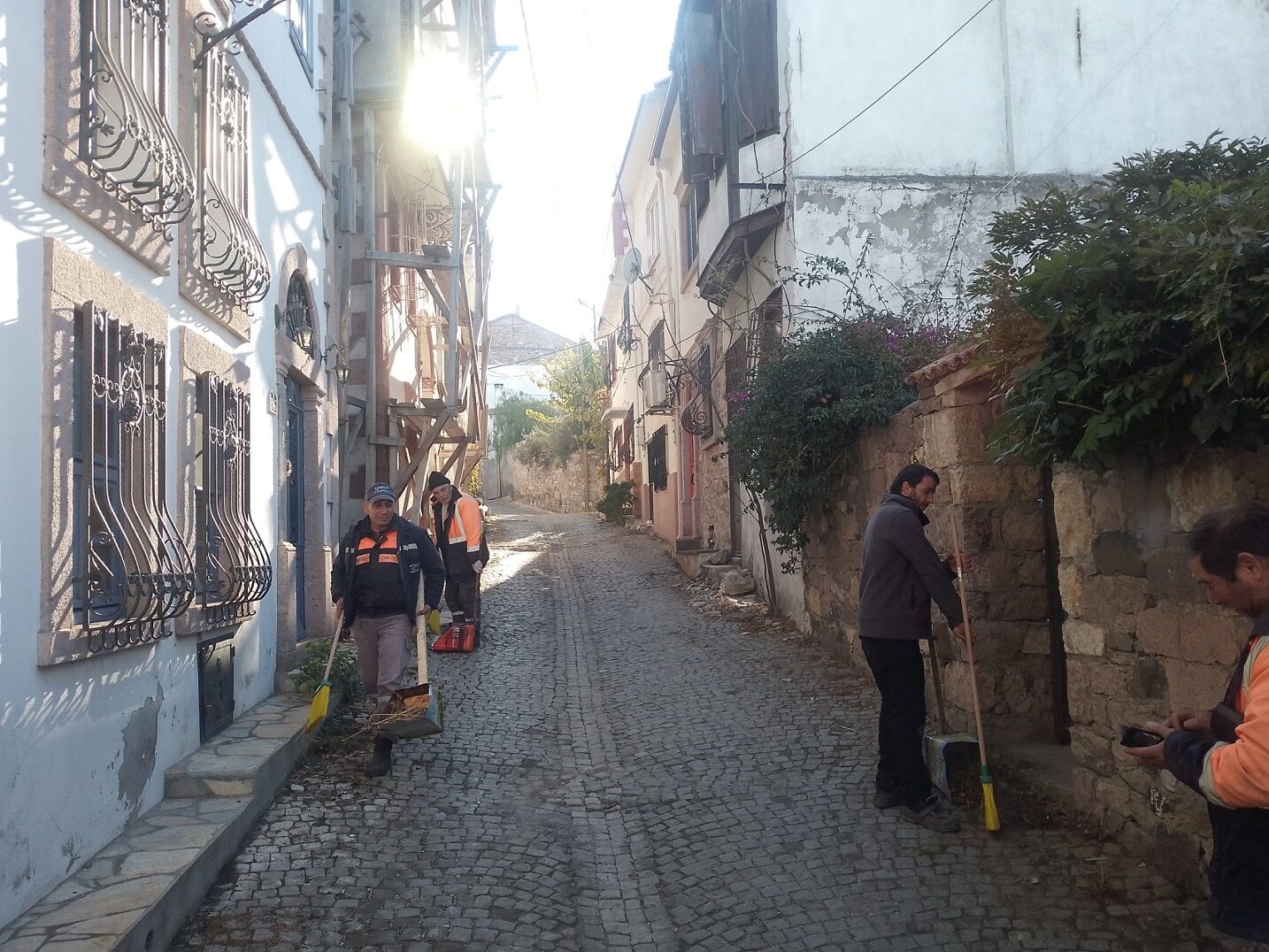 Ayvalık’ta Tarihi Sokaklar Dip Bucak Temizleniyor (4)