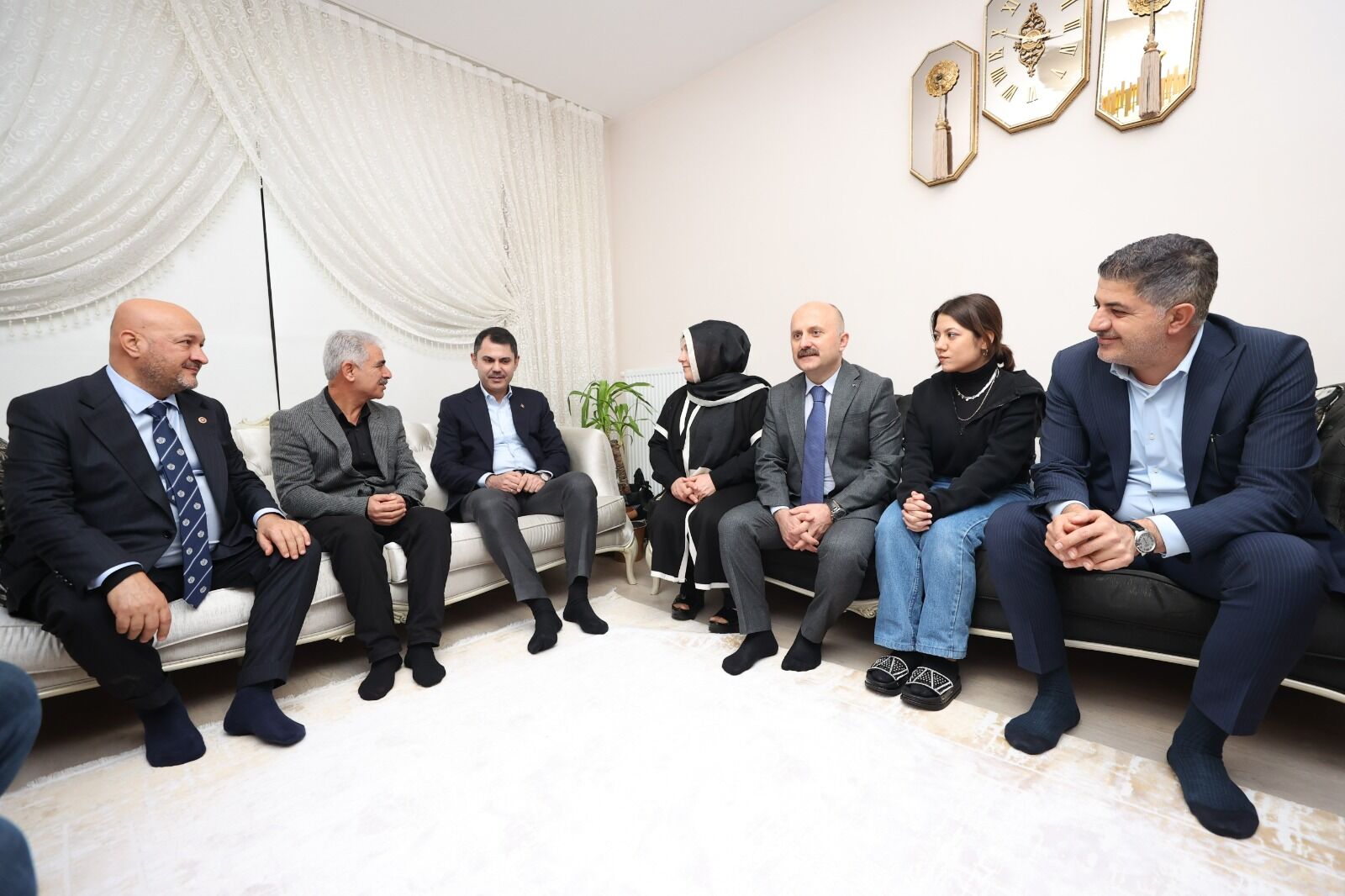 Bakan Murat Kurum, Depremde Evi Yıkılan Öğretmenin Yeni Evini Ziyaret Etti (1)-1
