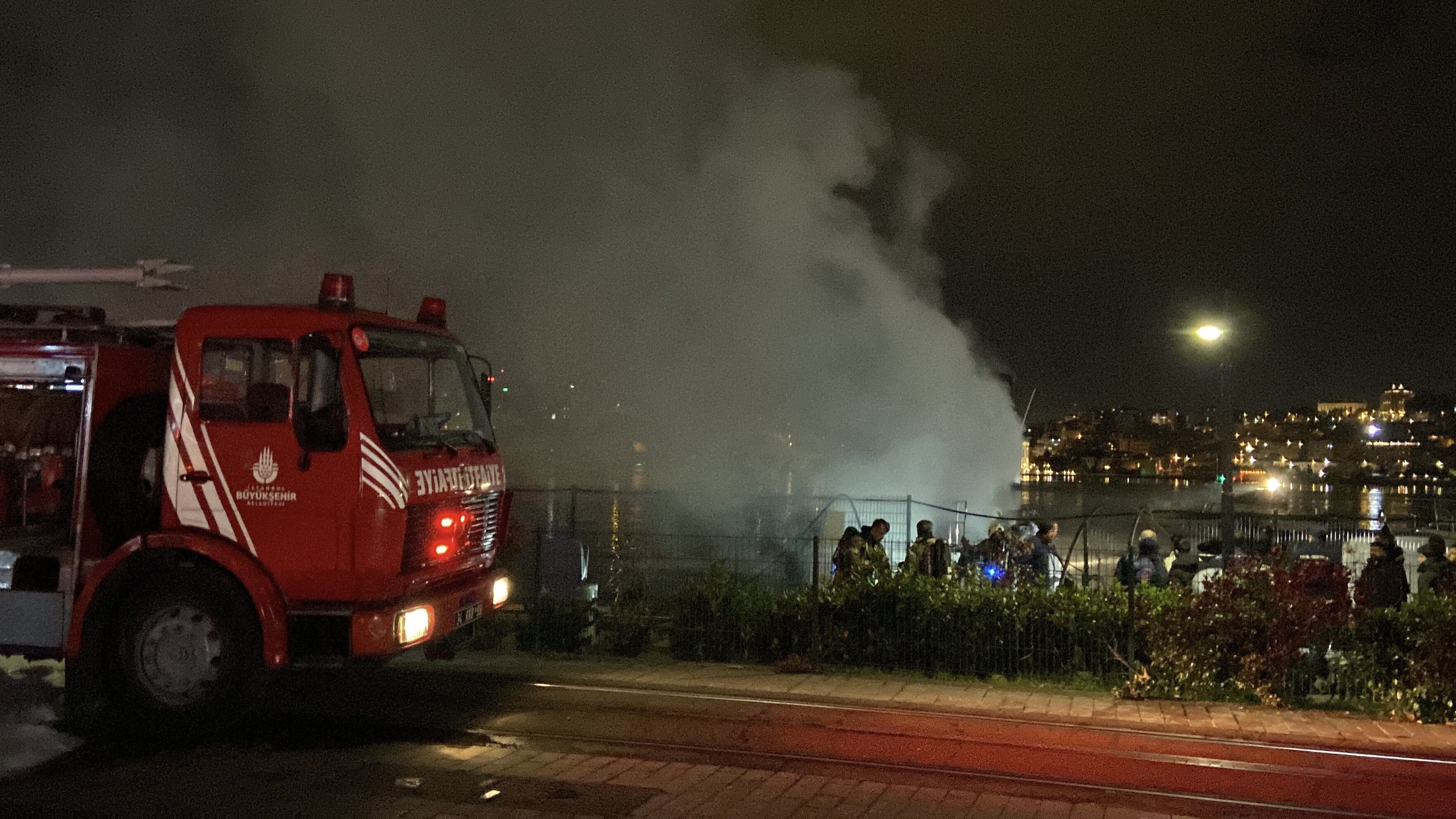 Balat’ta Lüks Yat Alevlere Teslim Oldu (3)