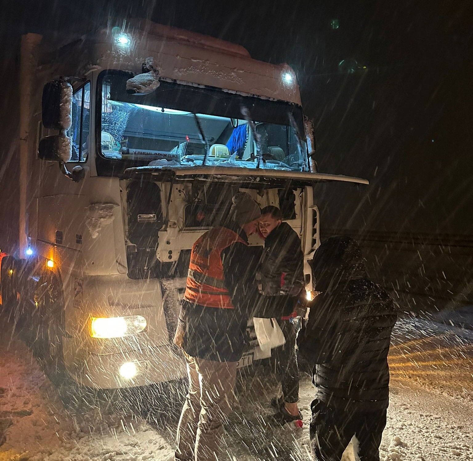 Bolu Tem Otoyolu’nda Trafik Normale Dönerken, Mahsur Kalanlara Yardım Edildi (1)