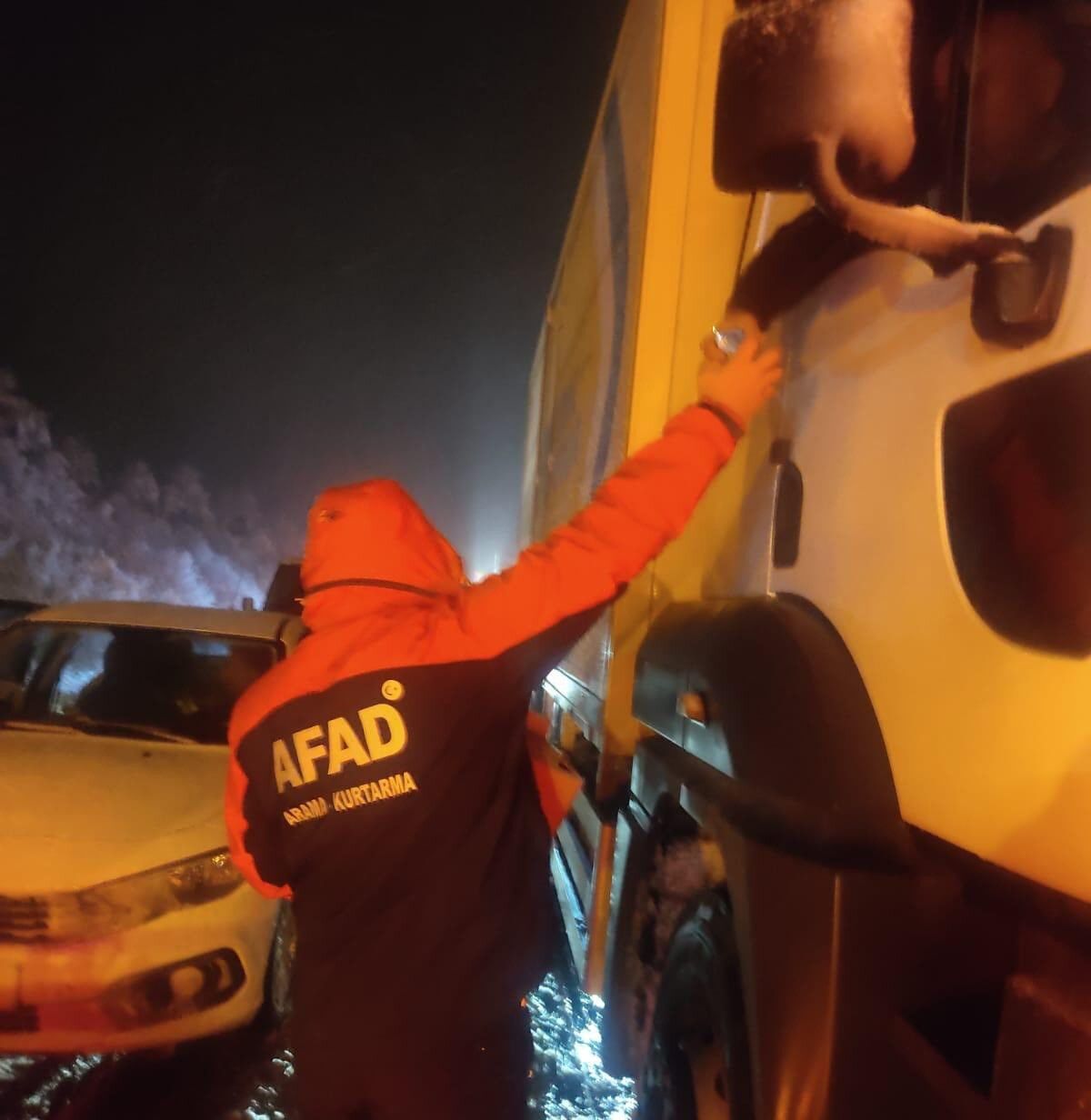 Bolu Tem Otoyolu’nda Trafik Normale Dönerken, Mahsur Kalanlara Yardım Edildi (3)