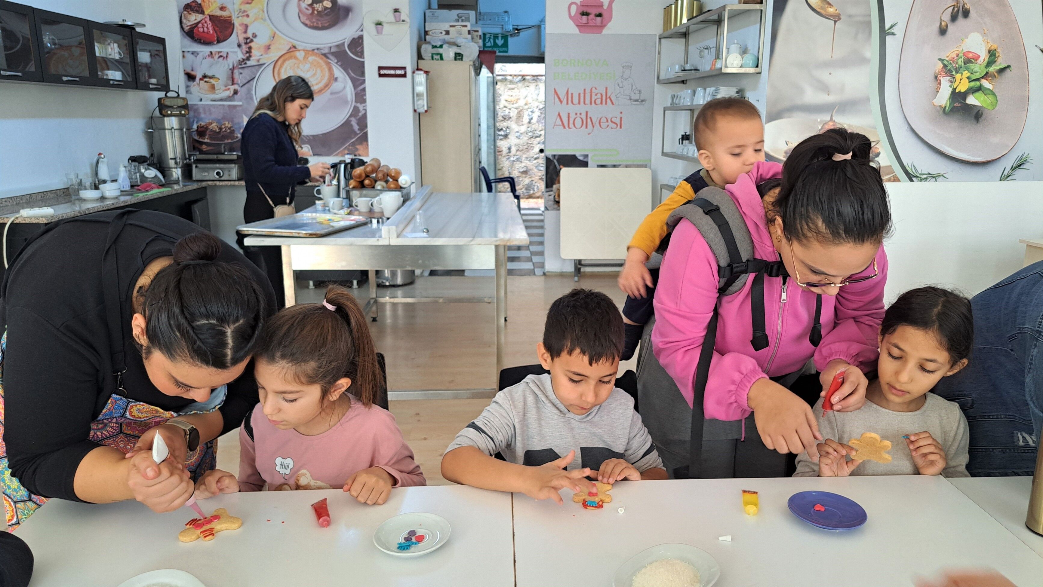 Bornova’da Minik Şefler Mutfakta Becerilerini Sergiledi (3)
