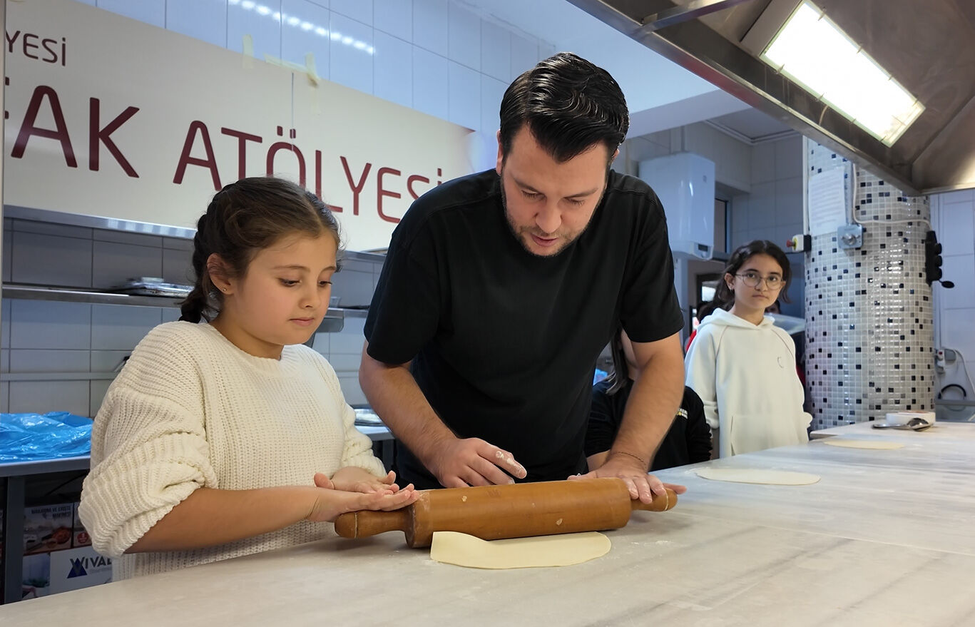 Bornova’da Minik Şefler Mutfakta Becerilerini Sergiledi (4)