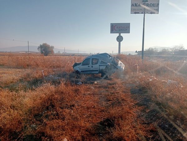 Burdur'da Hafif Ticari Araç Takla Attı (1)