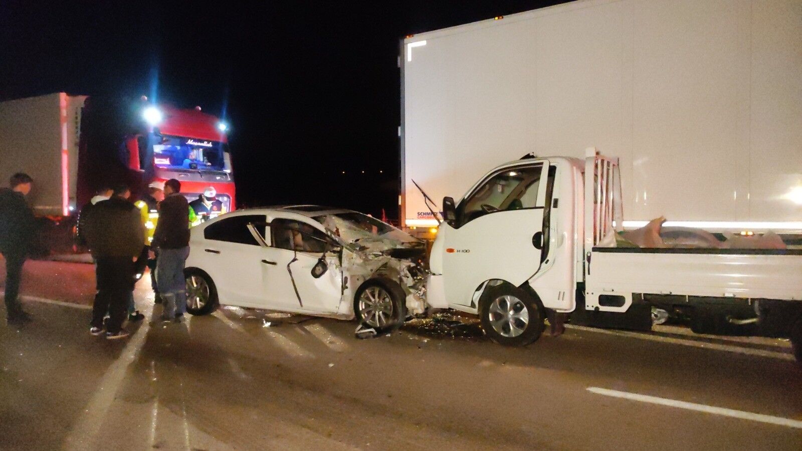 Bursa Orhangazi’de Polis Çiftin Otomobili Iki Araçla Çarpıştı (2)