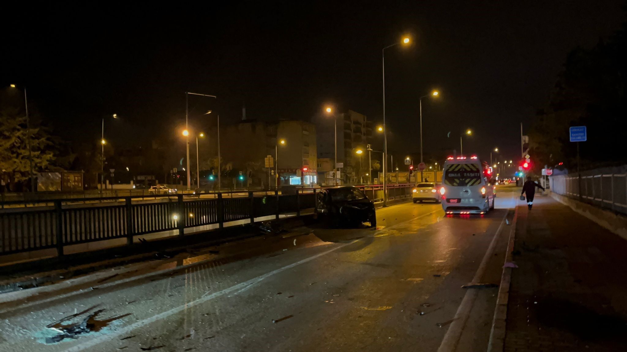 Bursa'da Gizli Buzlanma Kazası Otomobil Bariyerlere Çarptı (2)