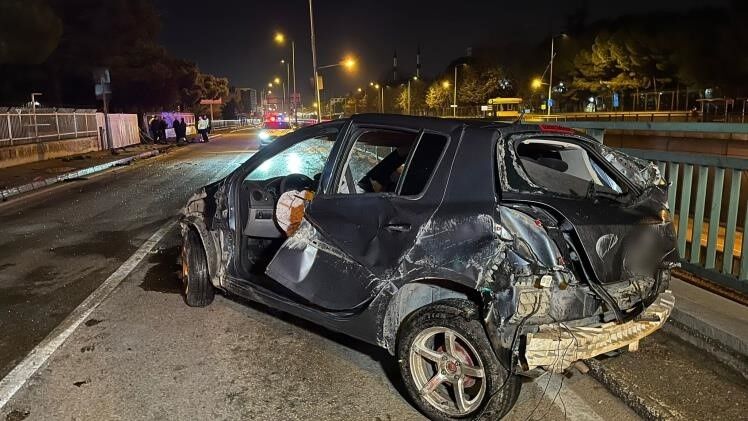 Bursa'da Gizli Buzlanma Kazası Otomobil Bariyerlere Çarptı (3)