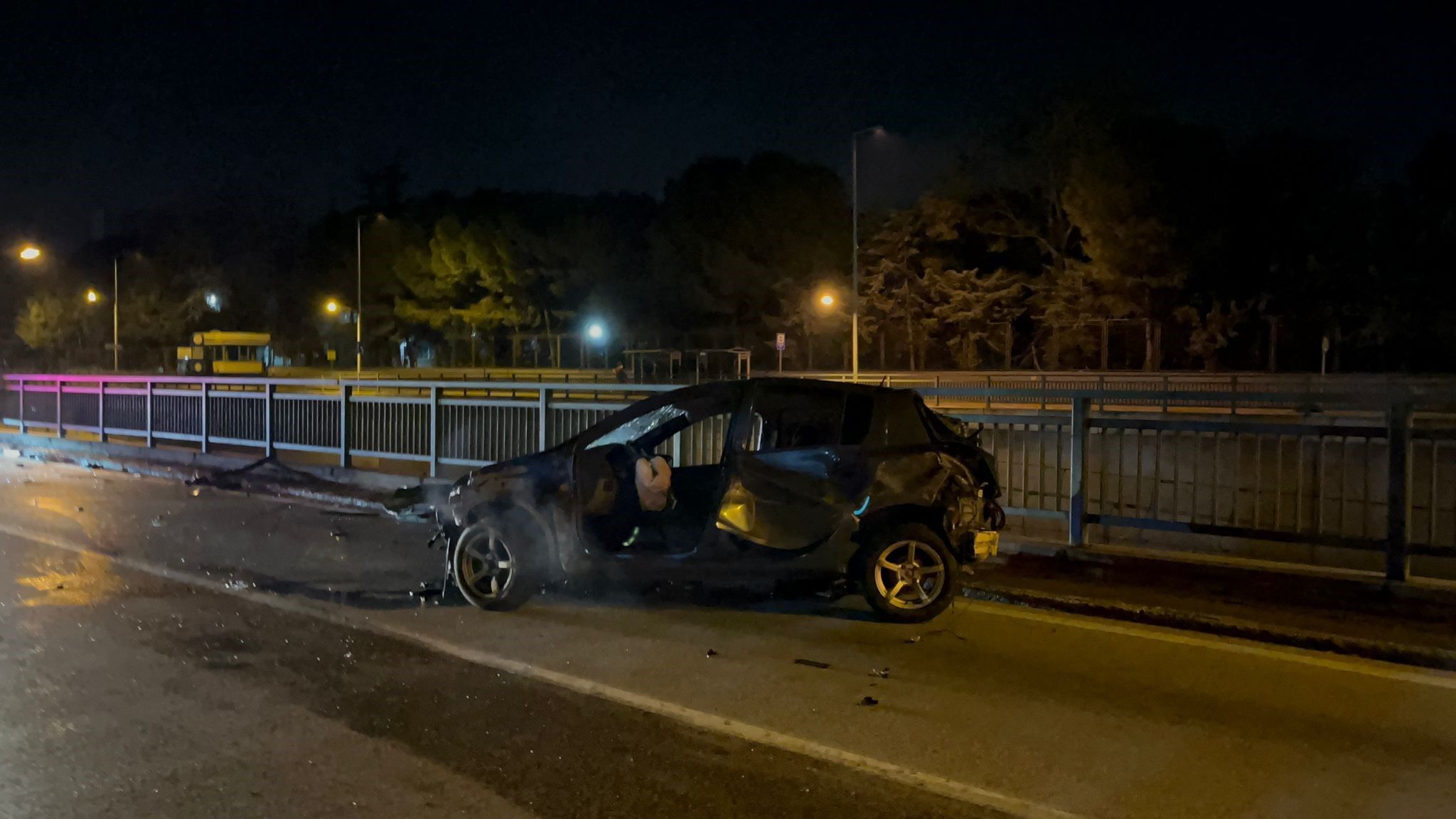 Bursa'da Gizli Buzlanma Kazası Otomobil Bariyerlere Çarptı (4)