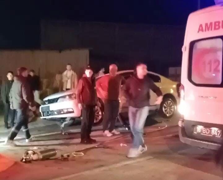 Bursa'da Kaza Motosiklet Sürücüsü Diğer Otomobilin Altına Girdi (1)