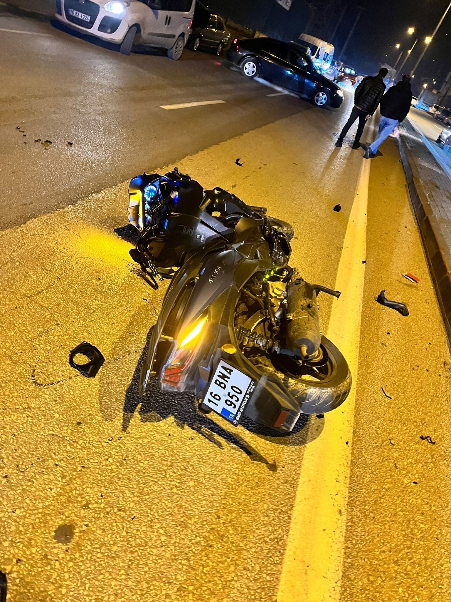 Bursa'da Kaza Motosiklet Sürücüsü Diğer Otomobilin Altına Girdi (4)