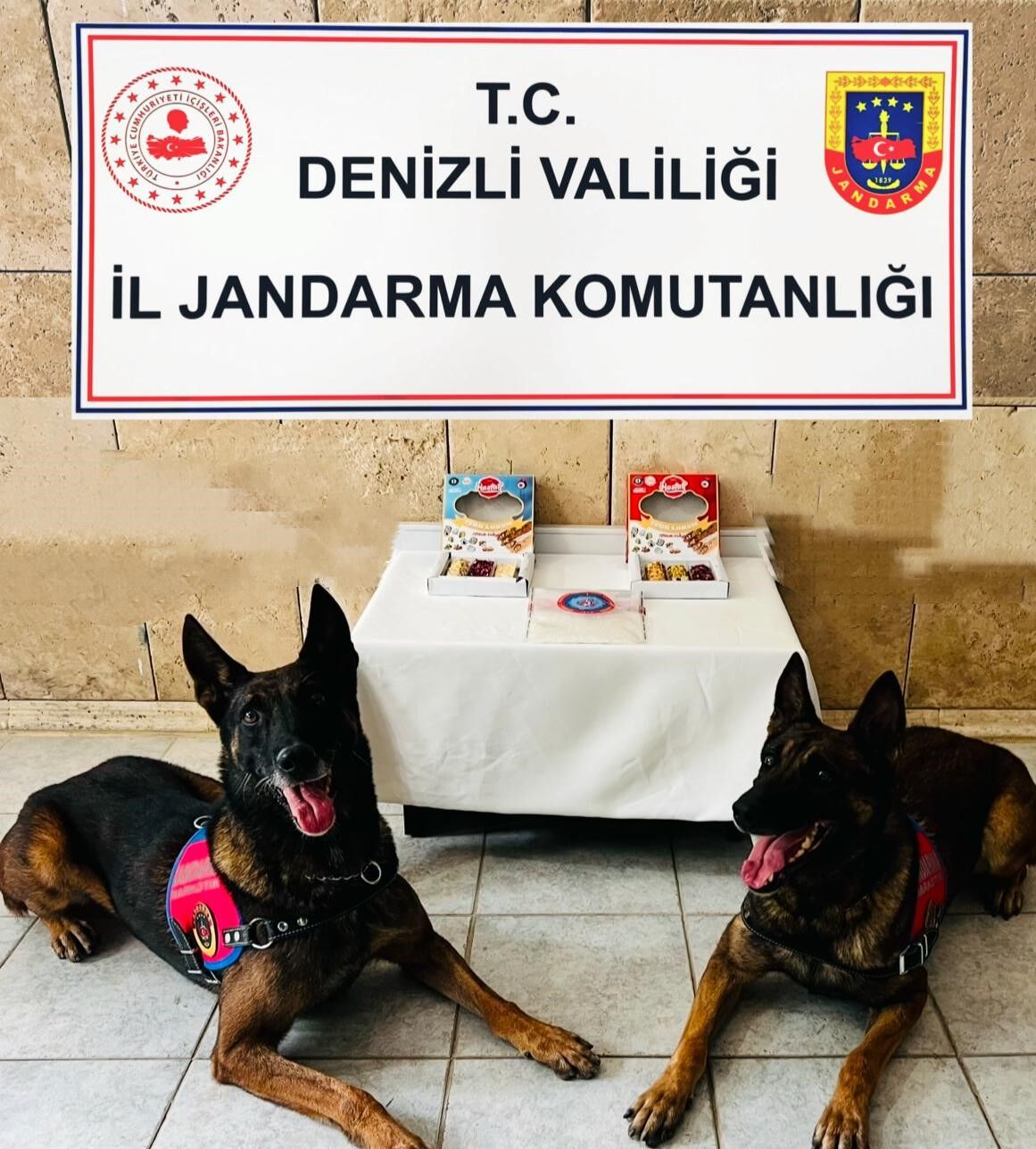 Denizli’de Kuryenin Taşıdığı Paketten Yasaklı Madde Çıktı! 11