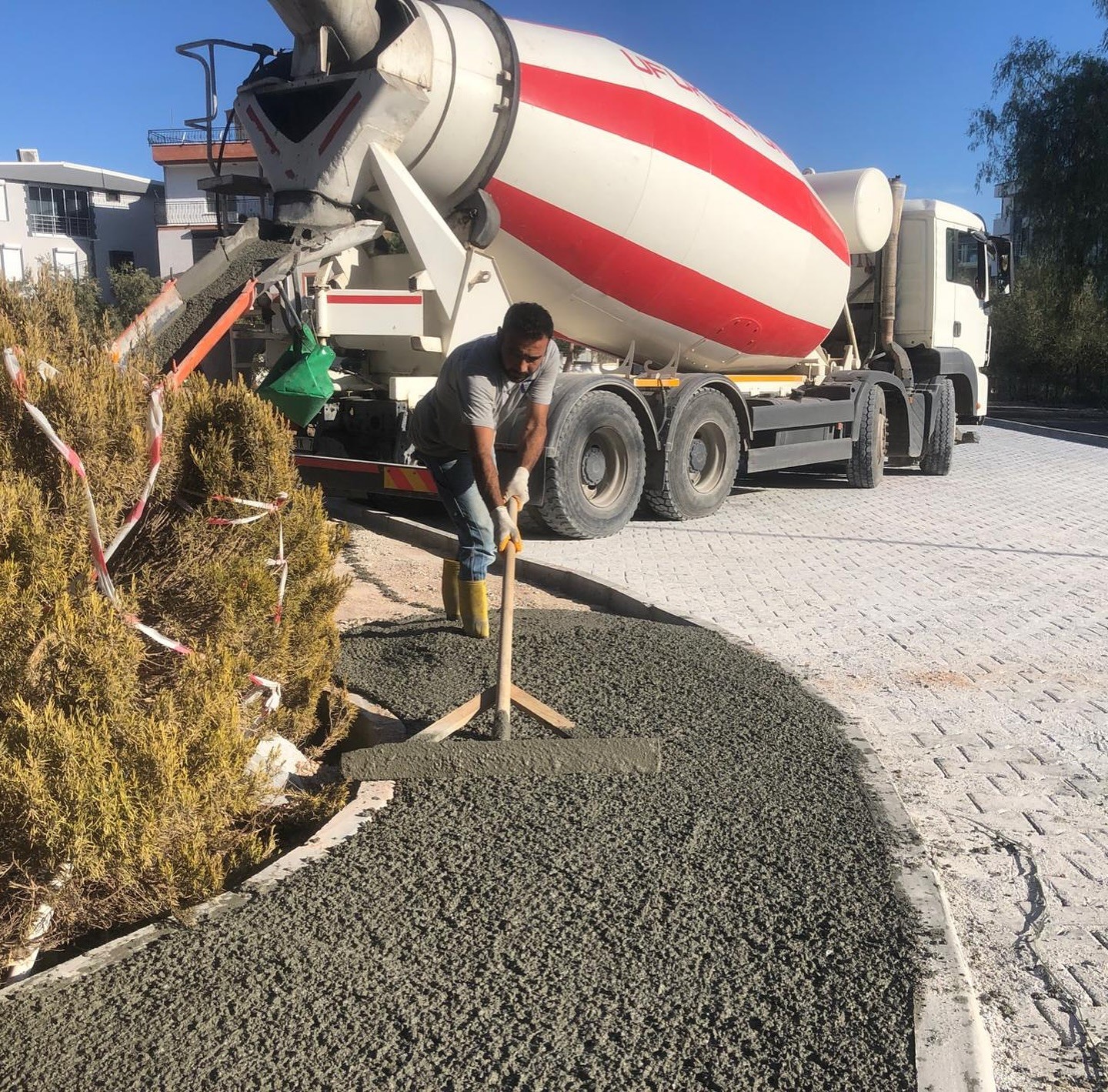 Didim Altınkum Mahallesi'nde Yol Yapım Çalışmaları Hızla Devam Ediyor (3)