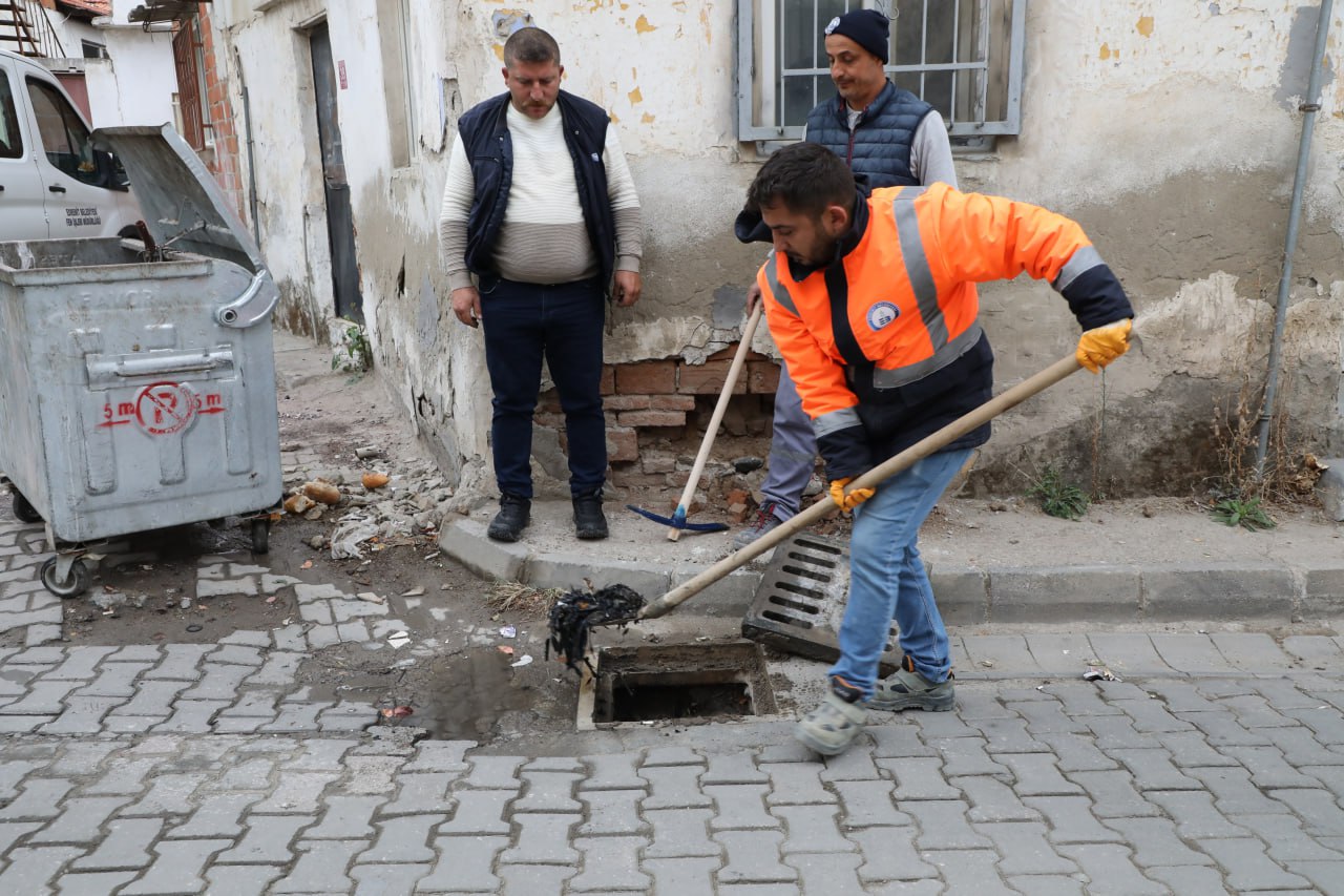 Edremit Belediyesi, Yağış Öncesi Su Baskınlarına Karşı Önlem Aldı (2)