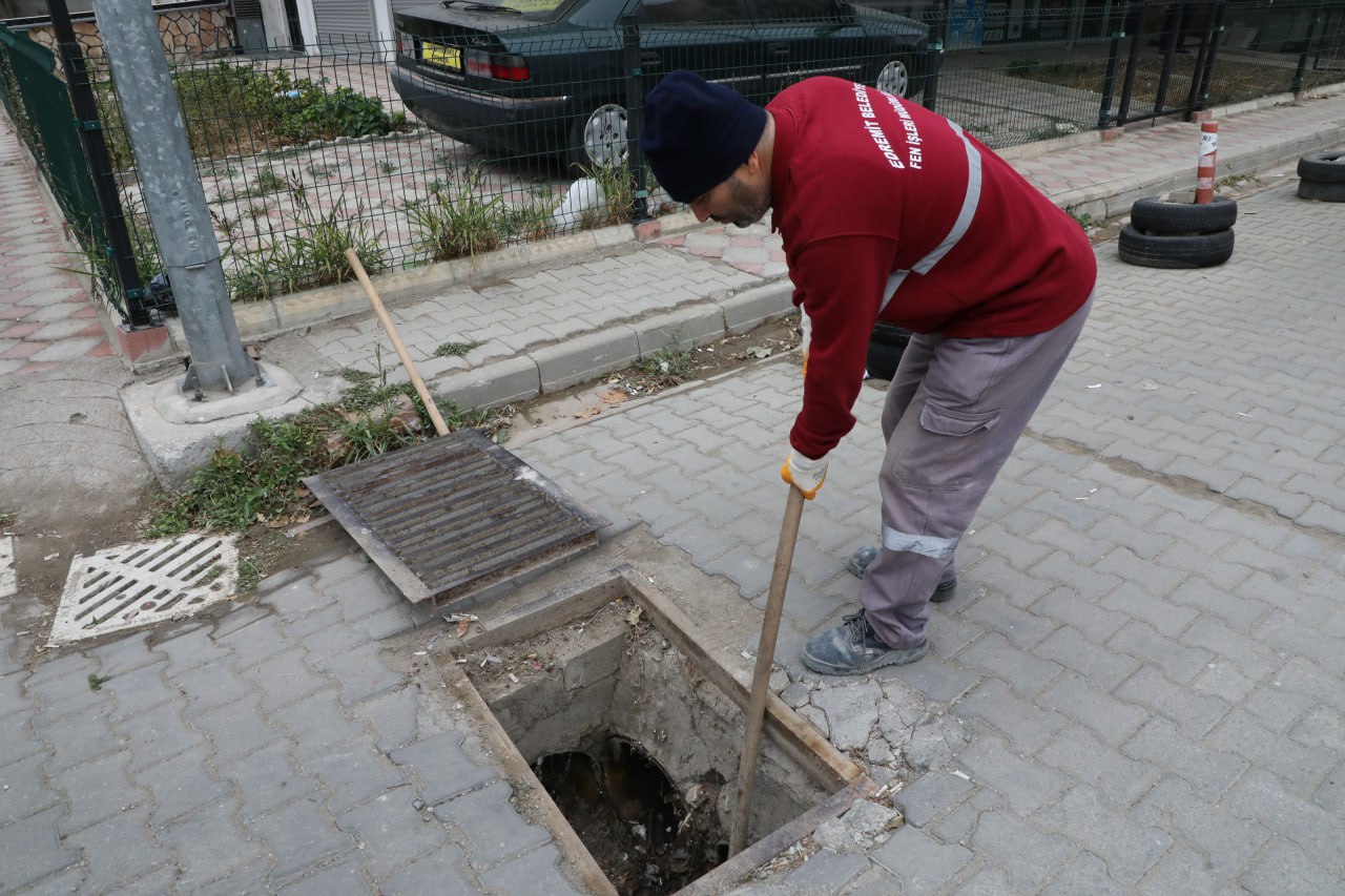 Edremit Belediyesi, Yağış Öncesi Su Baskınlarına Karşı Önlem Aldı (4)