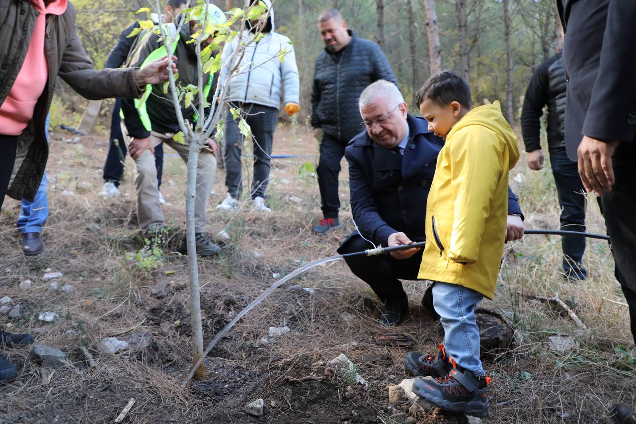 Edremit Belediyesi’nden Anlamlı Fidan Dikimi (6)