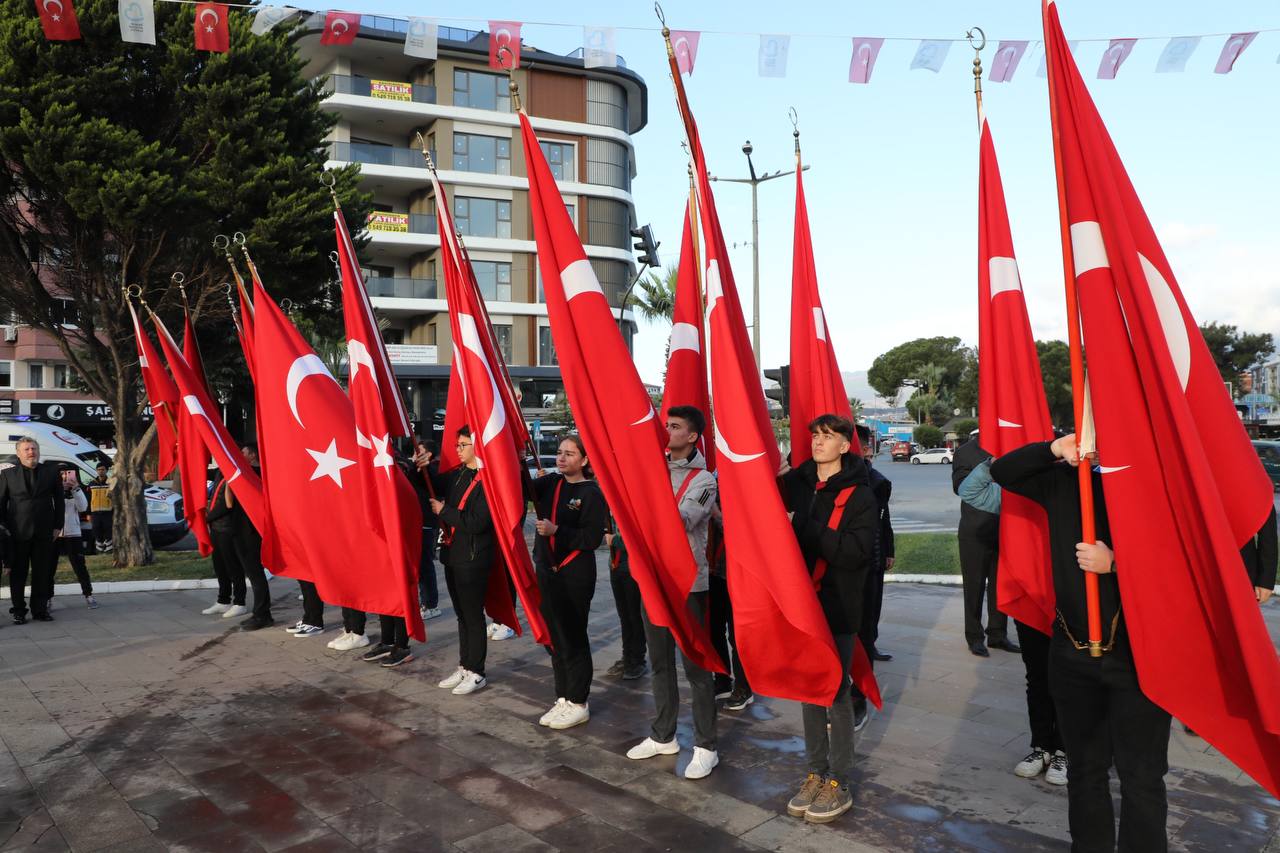 Edremit’te Atatürk'e Duygu Dolu Anma Töreni (1)