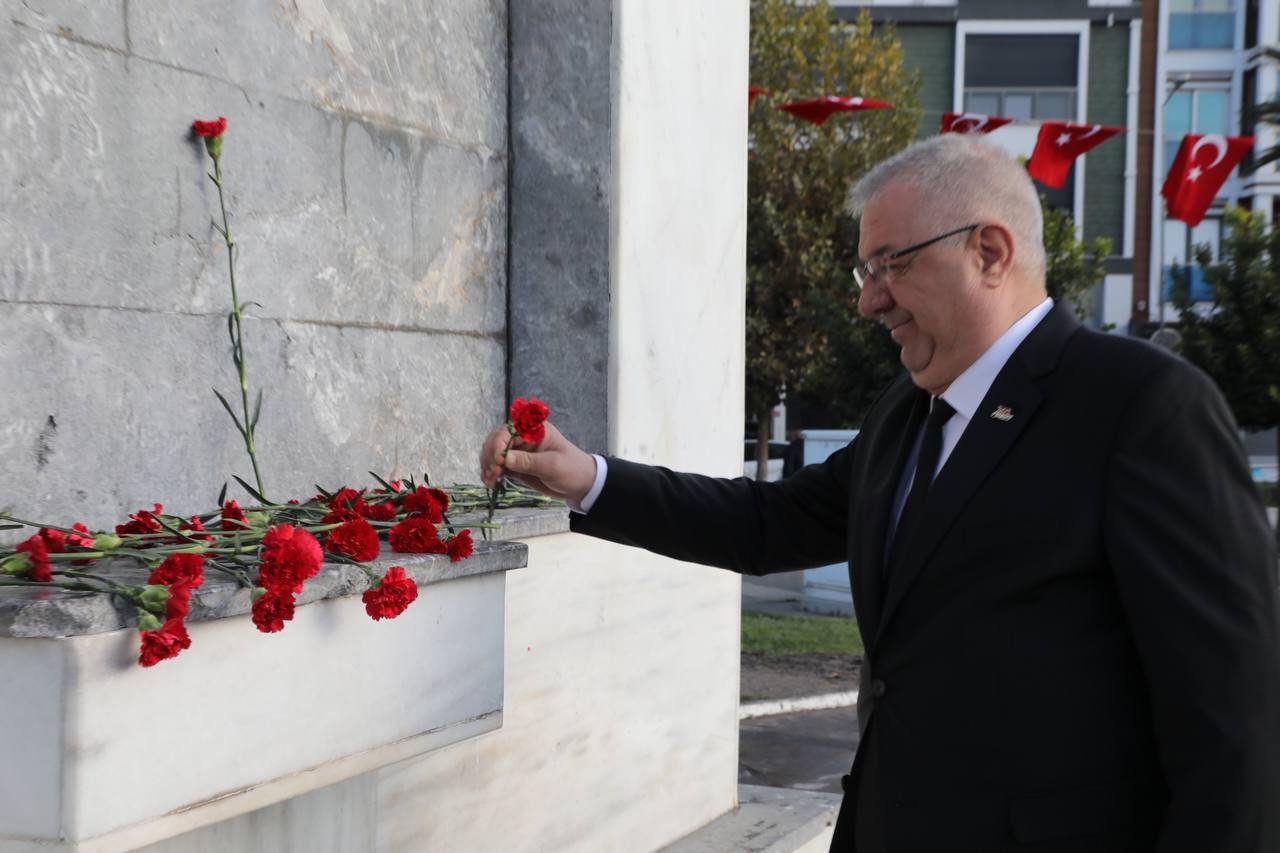 Edremit’te Atatürk'e Duygu Dolu Anma Töreni (3)