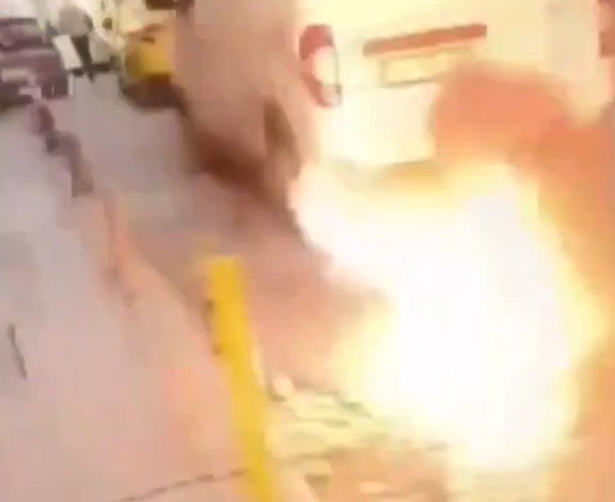 Elektrik kablosu bomba gibi patladı! O anlar kamerada
