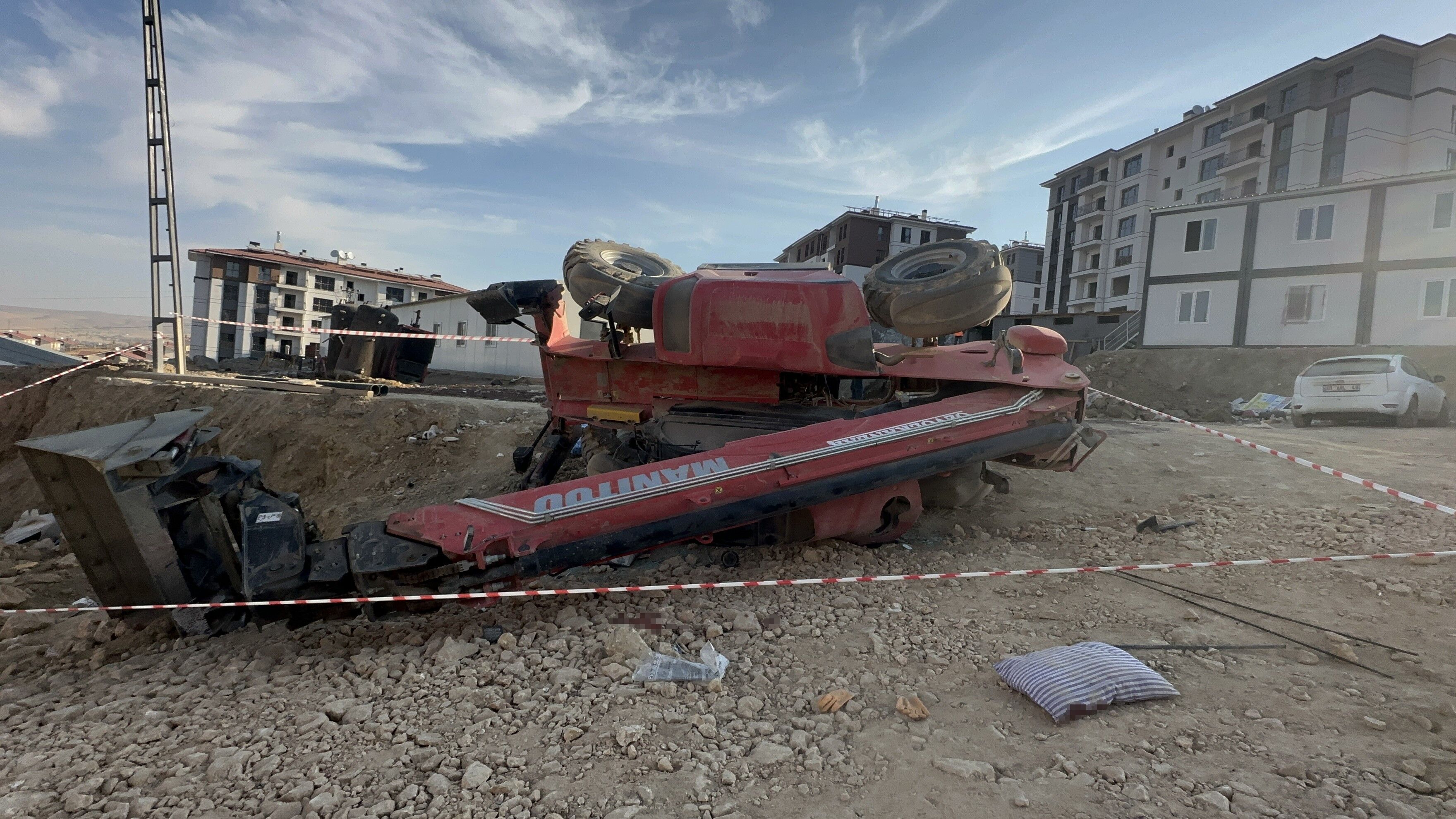 Elazığ'da Kepçenin Devrilmesi Sonucu 2 Genç Hayatını Kaybetti (1)
