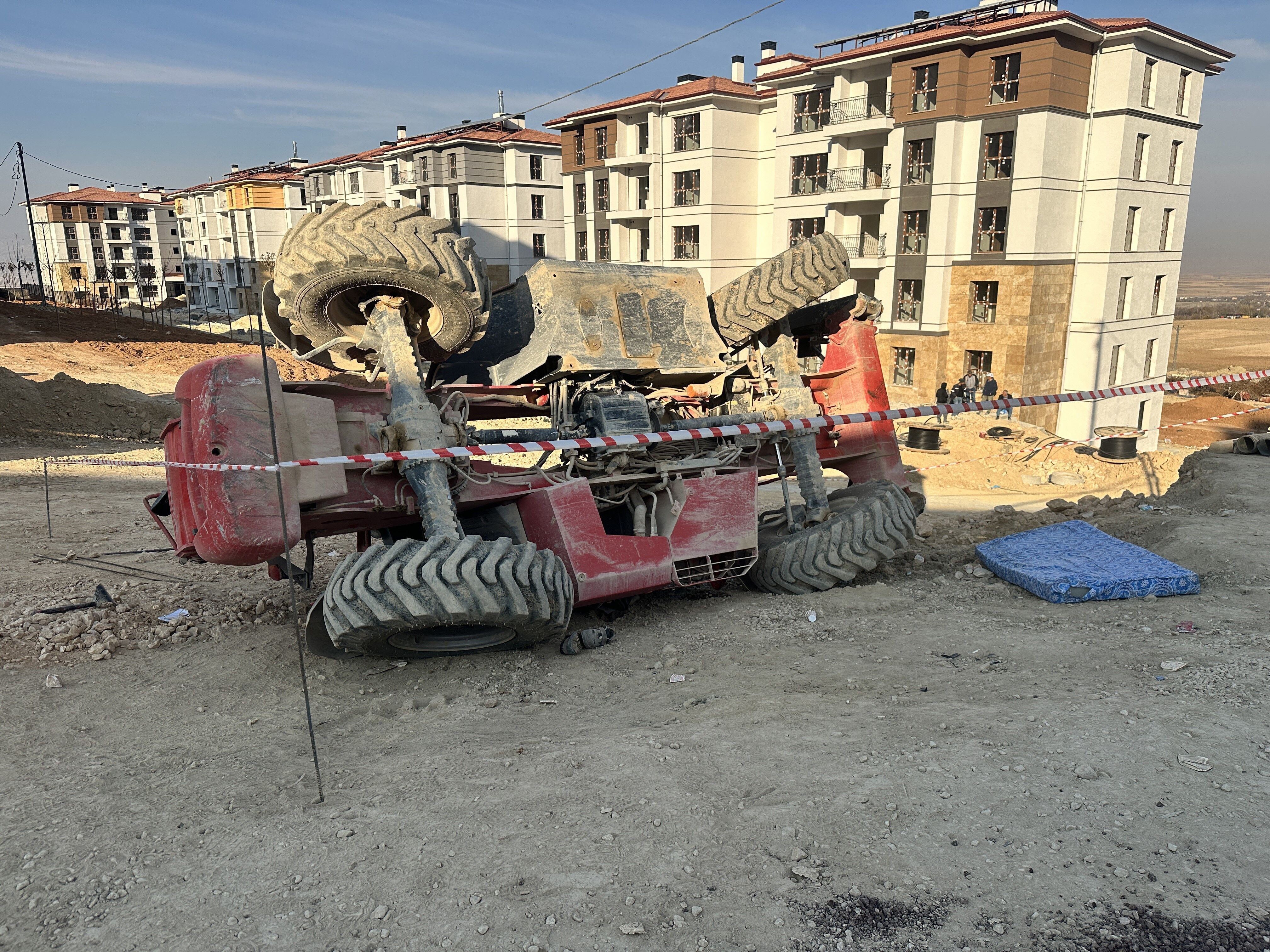 Elazığ'da Kepçenin Devrilmesi Sonucu 2 Genç Hayatını Kaybetti (3)