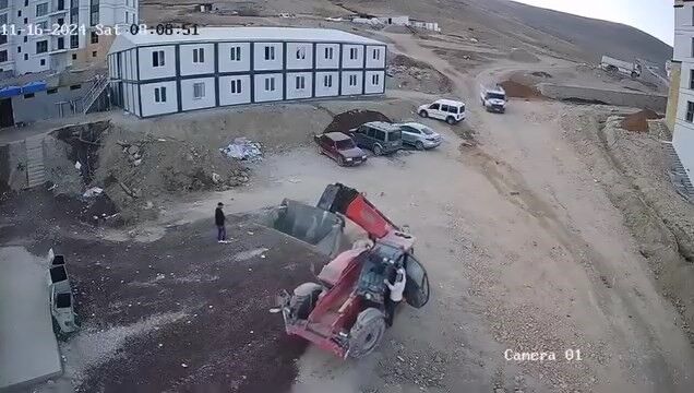 Elazığ'da Kepçenin Devrilmesi Sonucu 2 Genç Hayatını Kaybetti (4)