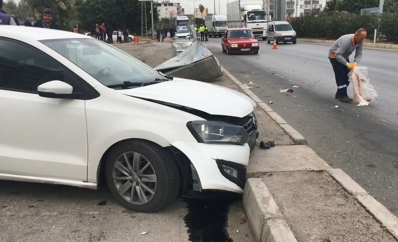 Erdemli'de Kaldırımda Yürüyen Kadına Otomobil Çarptı (2)