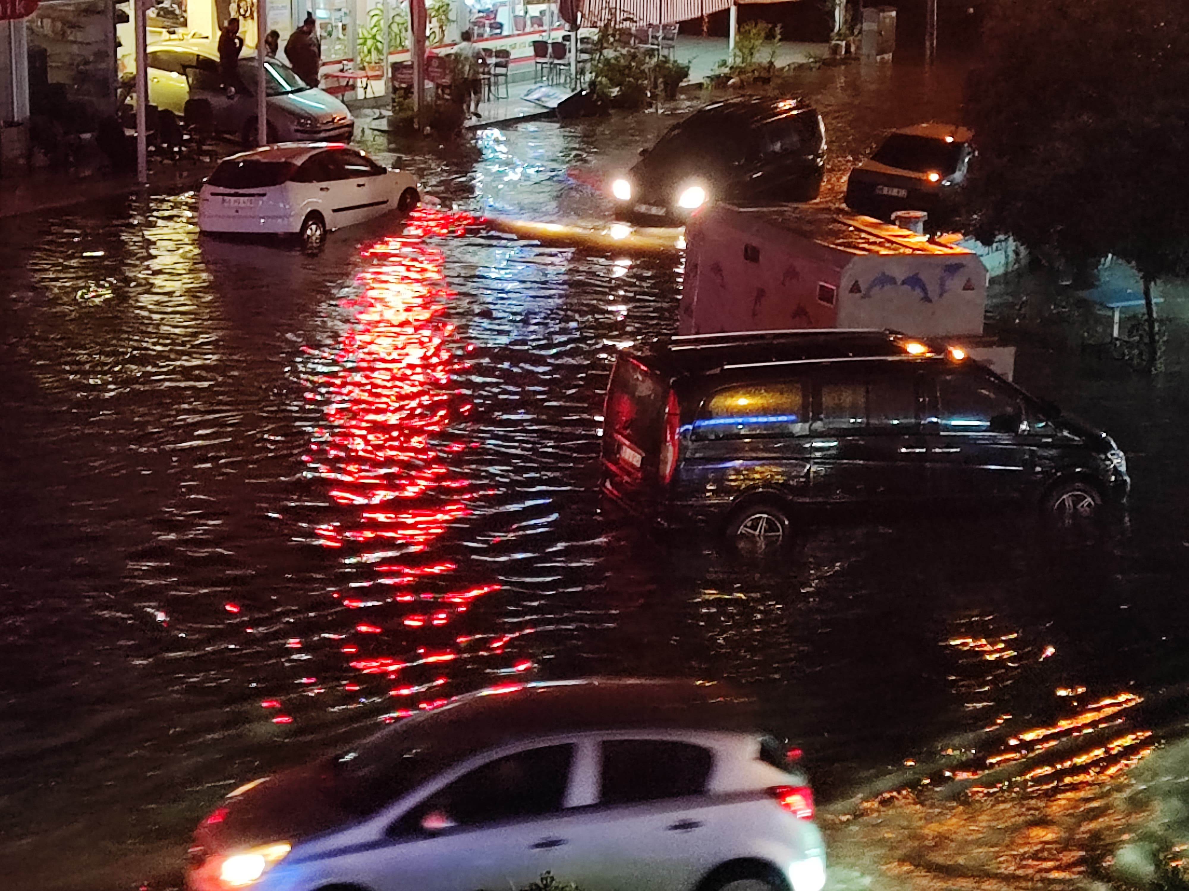 Fethiye'de Sağanak Yağış Hayatı Olumsuz Etkiledi (1)