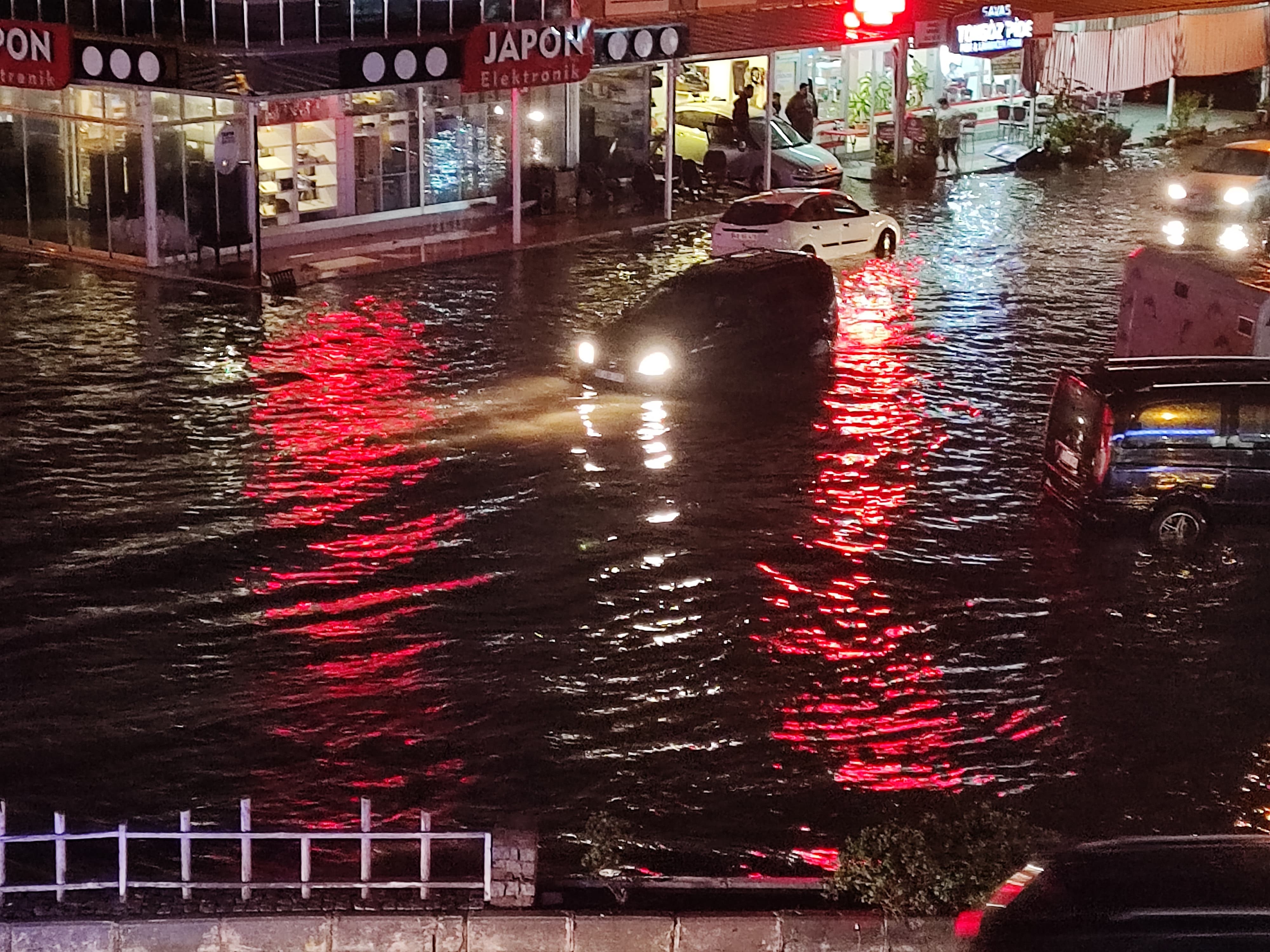 Fethiye'de Sağanak Yağış Hayatı Olumsuz Etkiledi (4)