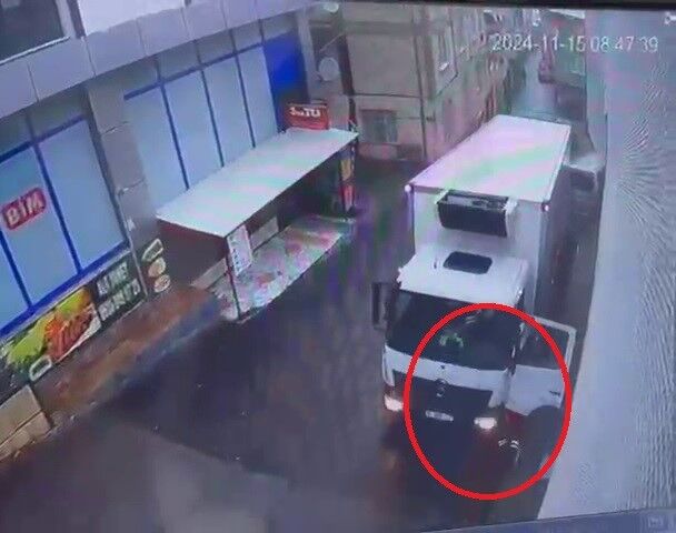 Freni Boşalan Kamyon 3 Araca Ve Bir Eve Çarptı (1)