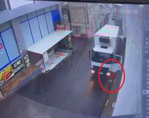 Freni Boşalan Kamyon 3 Araca Ve Bir Eve Çarptı (4)