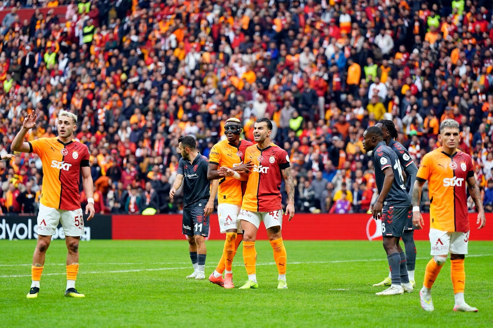 Galatasaray, Samsunspor'u 3 2 Yenerek Liderliğini Sürdürdü (2)