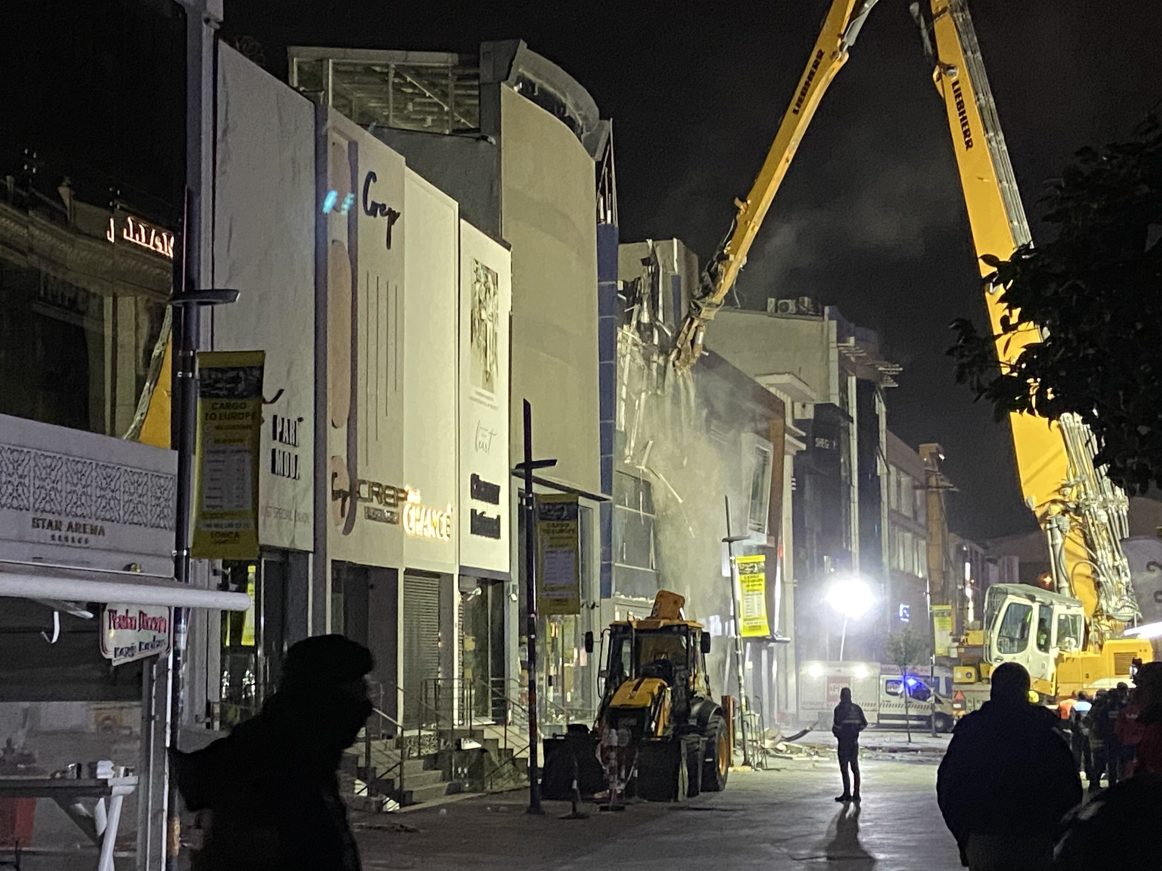 Güngören'de Bina Çöktü Kurtarma Çalışmaları 16 Saate Ulaştı (1)