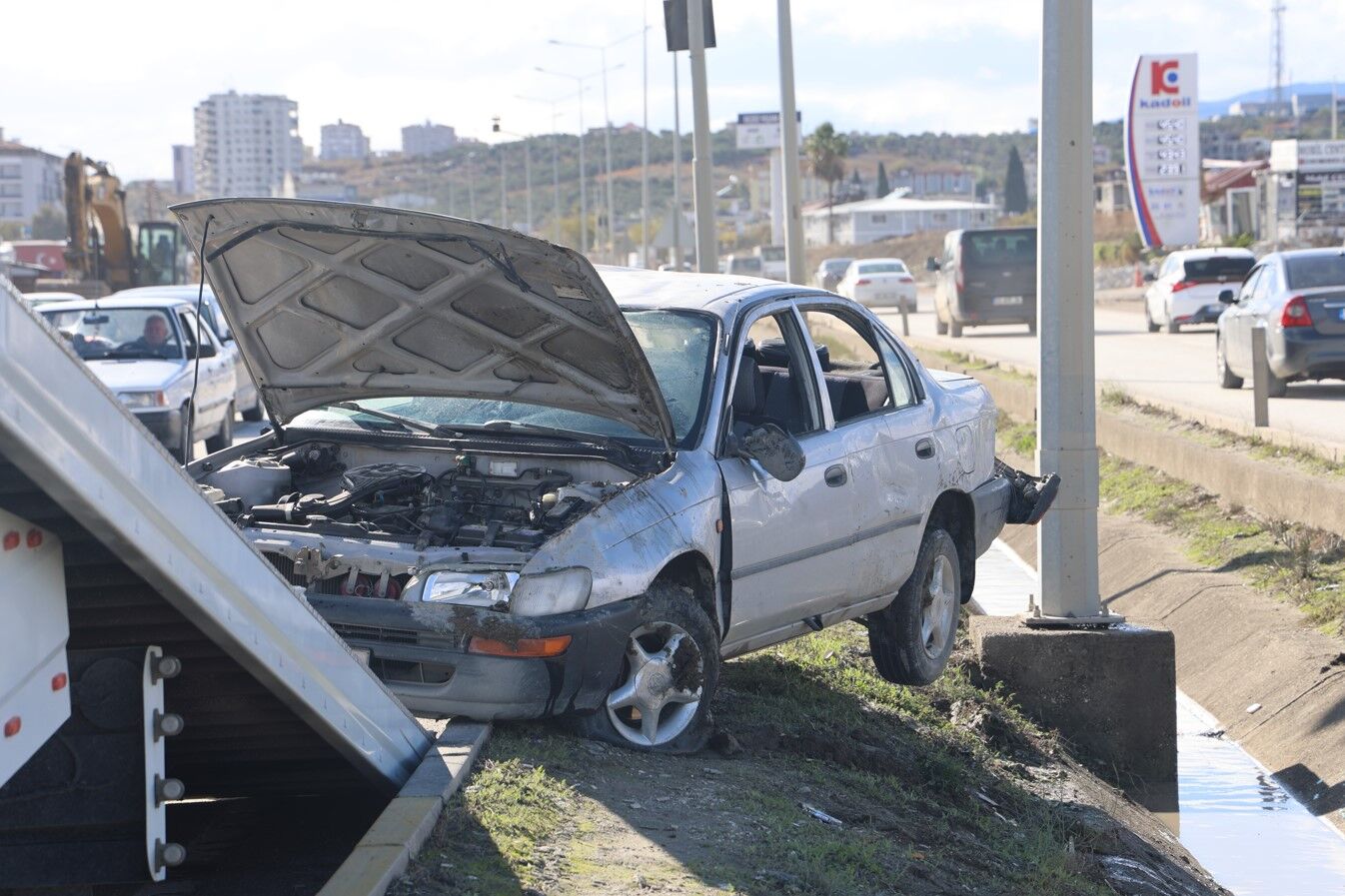 Hatay'da Otomobil Su Kanalına Düştü, 5 Kişi Yaralandı0