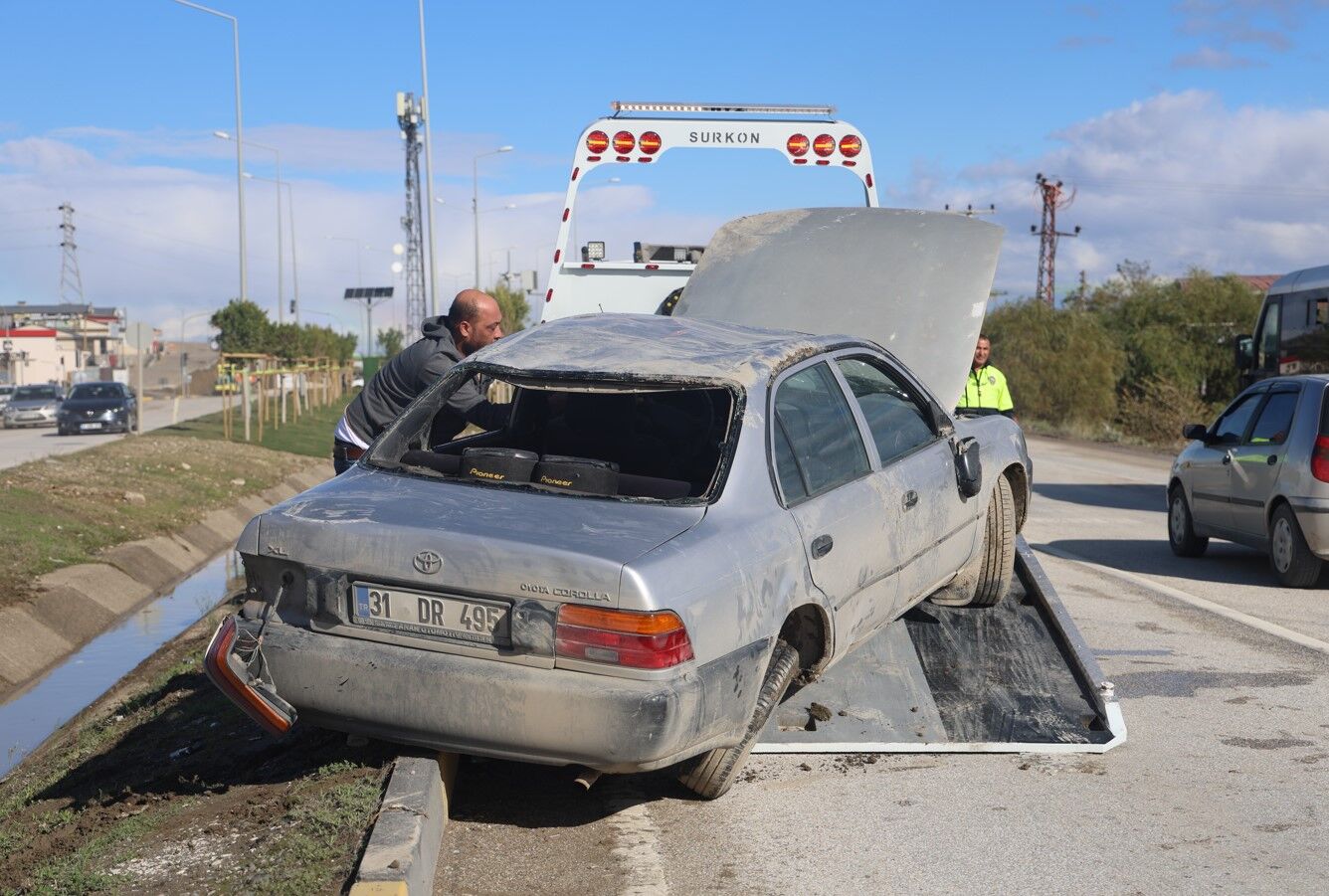 Hatay'da Otomobil Su Kanalına Düştü, 5 Kişi Yaralandı01
