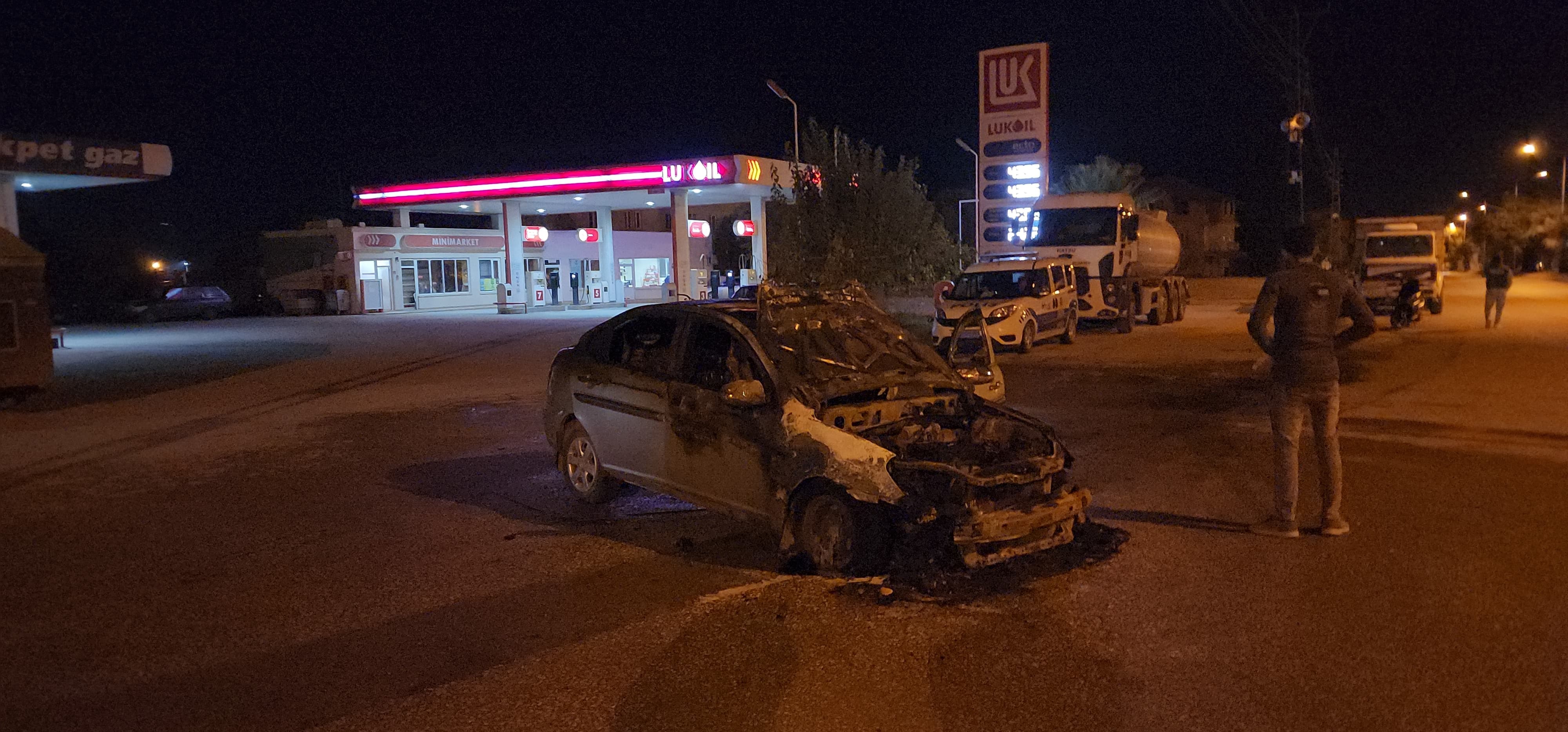 Hatay'da Seyir Halindeki Otomobil Alev Alev Yandı (2)