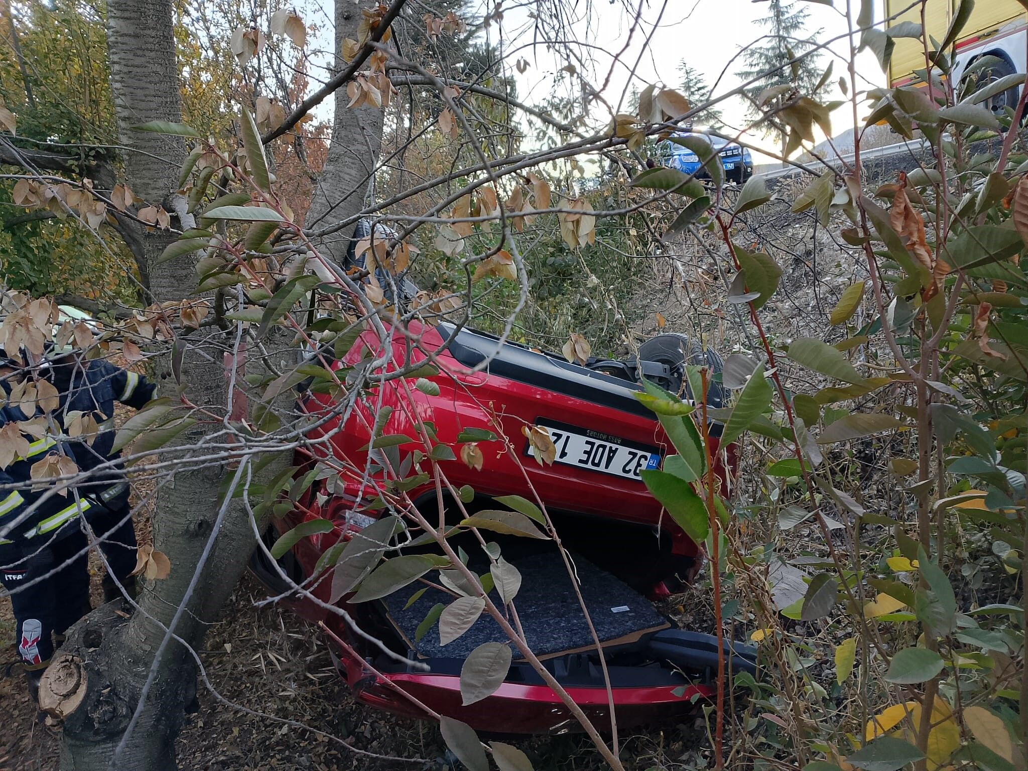 Isparta'da Şarampole Yuvarlanan Otomobilde Şans Eseri Yaralanan Olmadı (1)