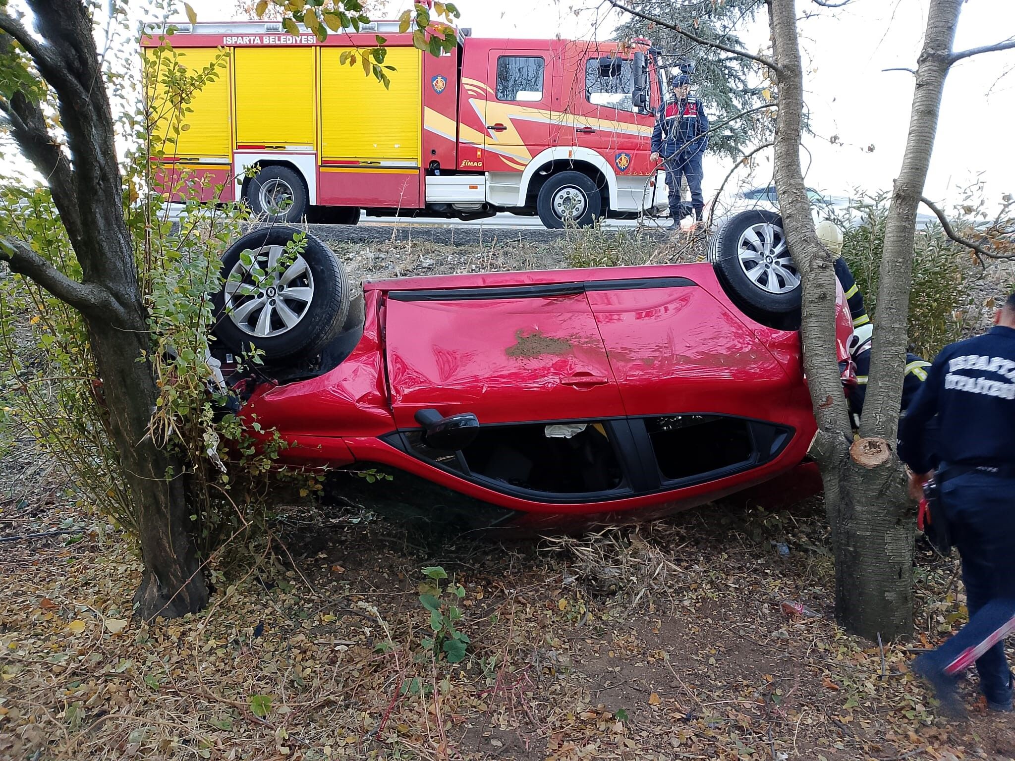Isparta'da Şarampole Yuvarlanan Otomobilde Şans Eseri Yaralanan Olmadı (3)