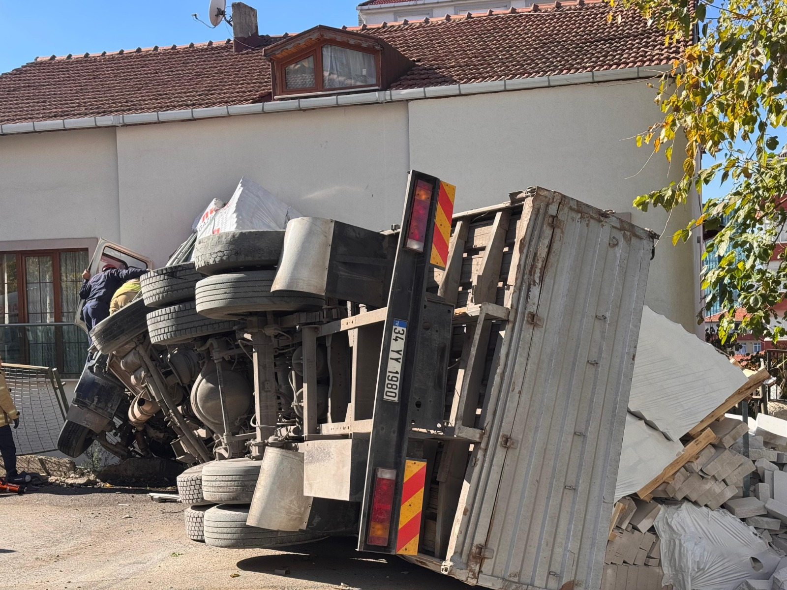 İstanbul'da Kontrolden Çıkan Tır Eve Girdi 1 Yaralı (1)