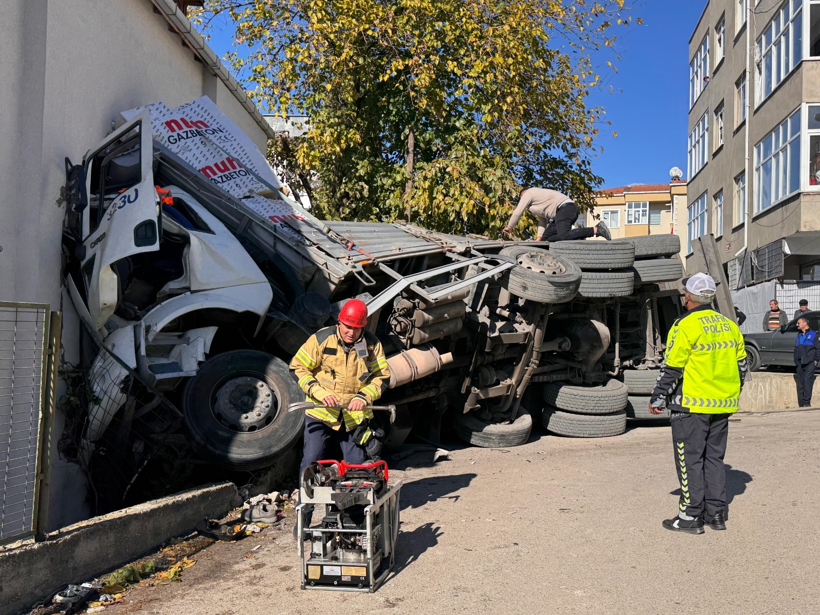 İstanbul'da Kontrolden Çıkan Tır Eve Girdi 1 Yaralı (2)-1