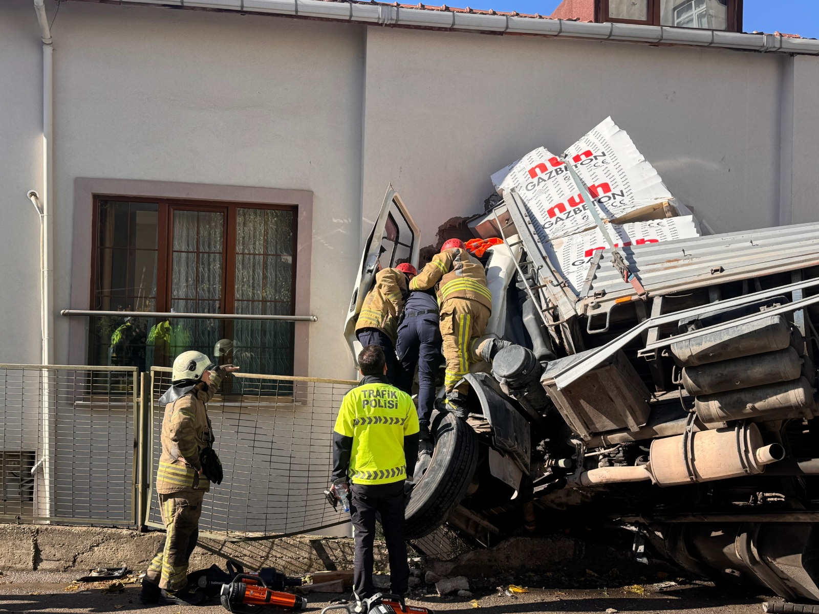 İstanbul'da Kontrolden Çıkan Tır Eve Girdi 1 Yaralı (3)-1