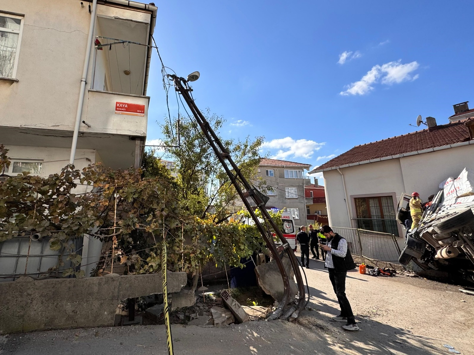 İstanbul'da Kontrolden Çıkan Tır Eve Girdi 1 Yaralı (6)