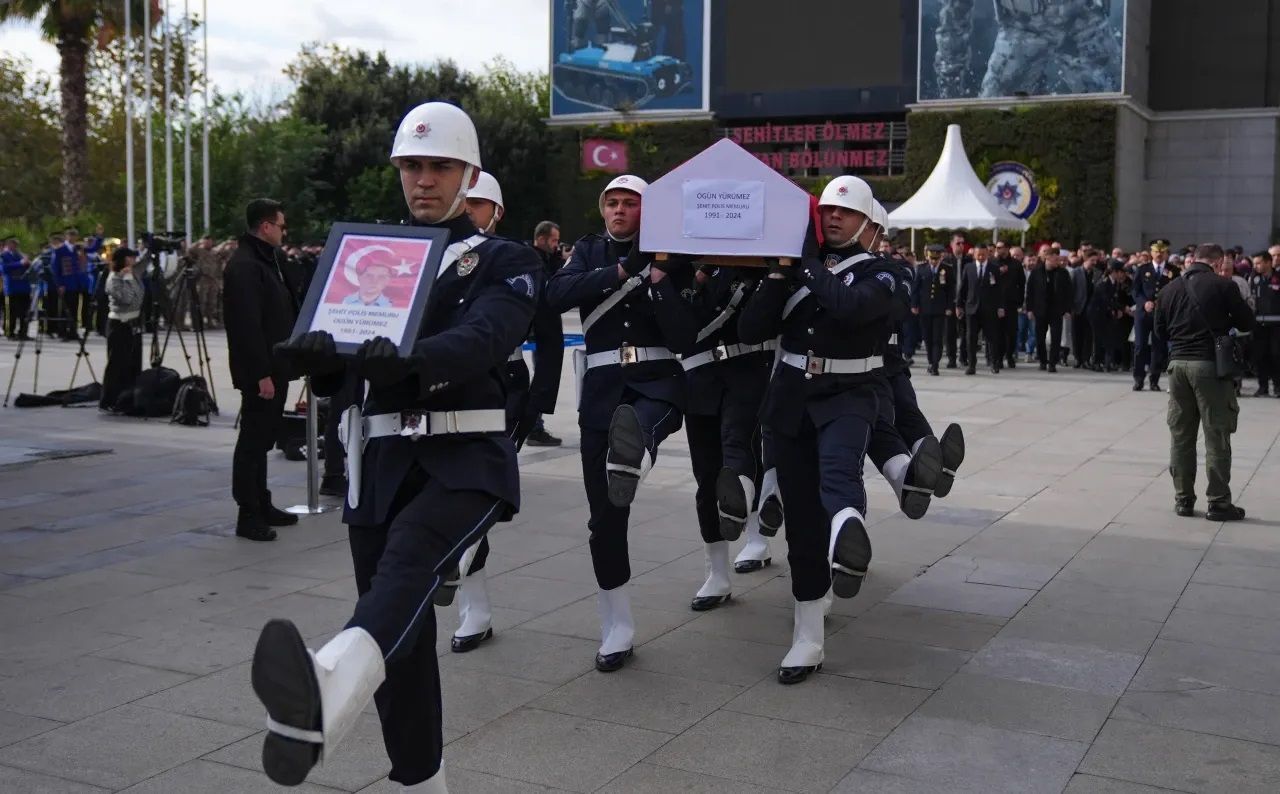 İstanbul’da Şehit Olan Polis, Memleketinde Son Yolculuğuna Uğurlandı-2