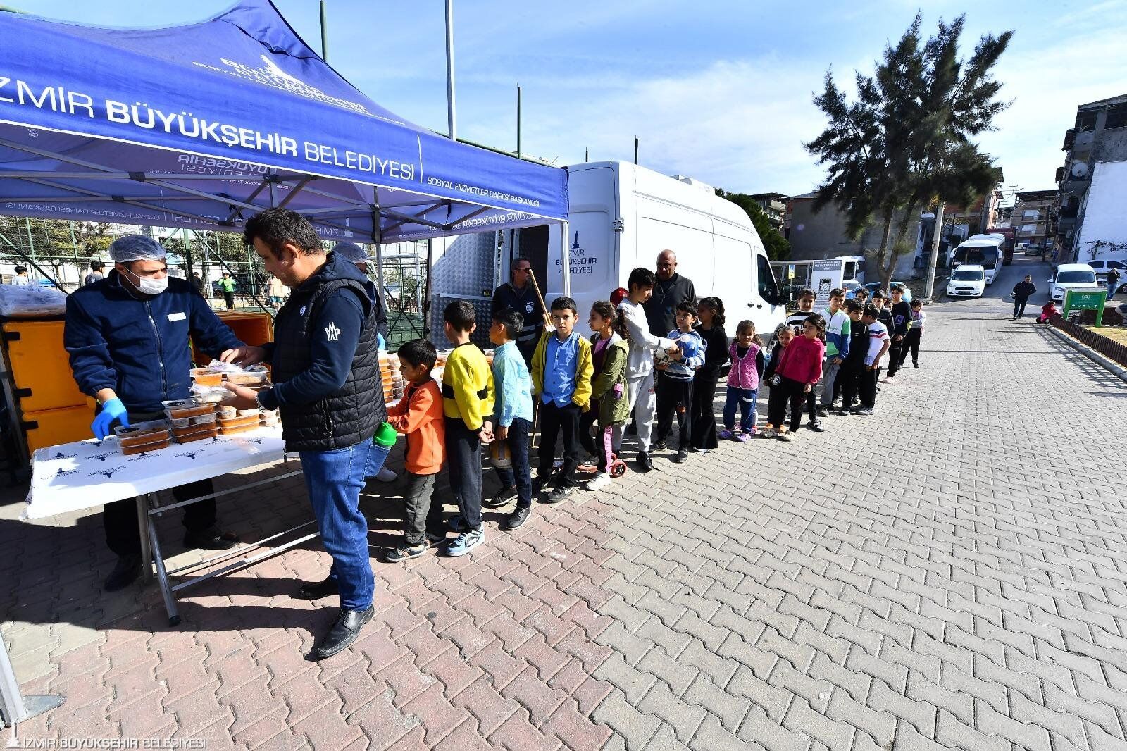 İzmir’de 5 Bin Kişiye Atatürk'ün Sevdiği Yemekler Dağıtıldı (4)