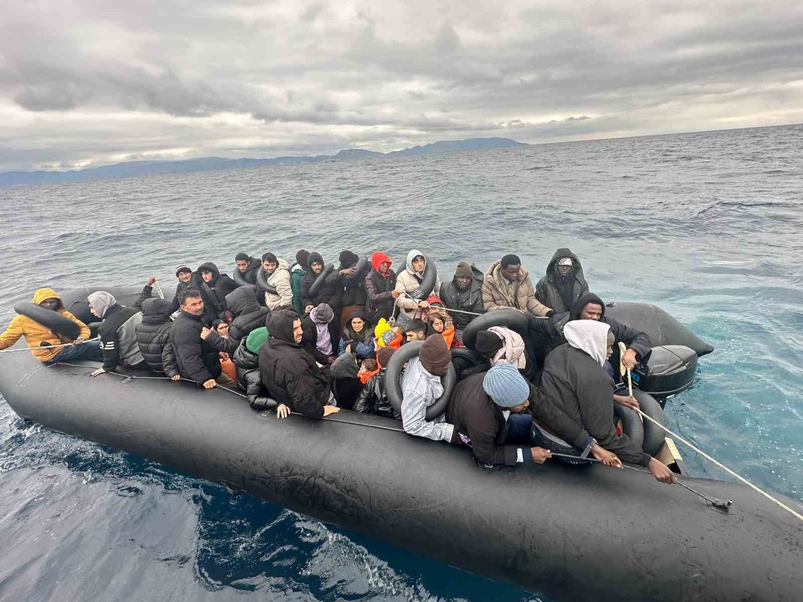 İzmir’de Can Salı! 33 Göçmen Kurtarıldı, 84 Göçmen Daha Yakalandı 1