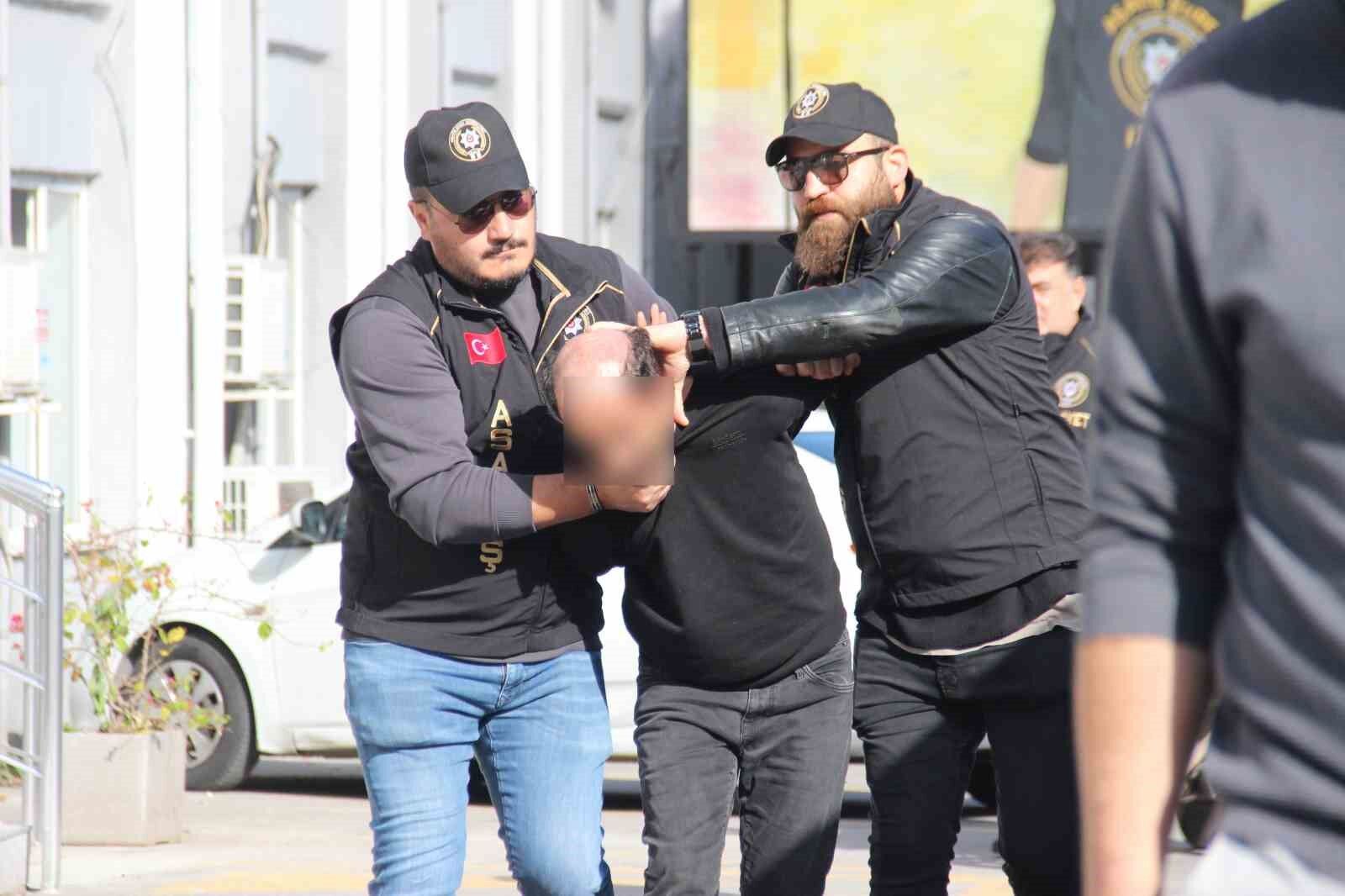 İzmir’de Polis Ekiplerine Silahlı Saldırı 6 Zanlı Adliyede