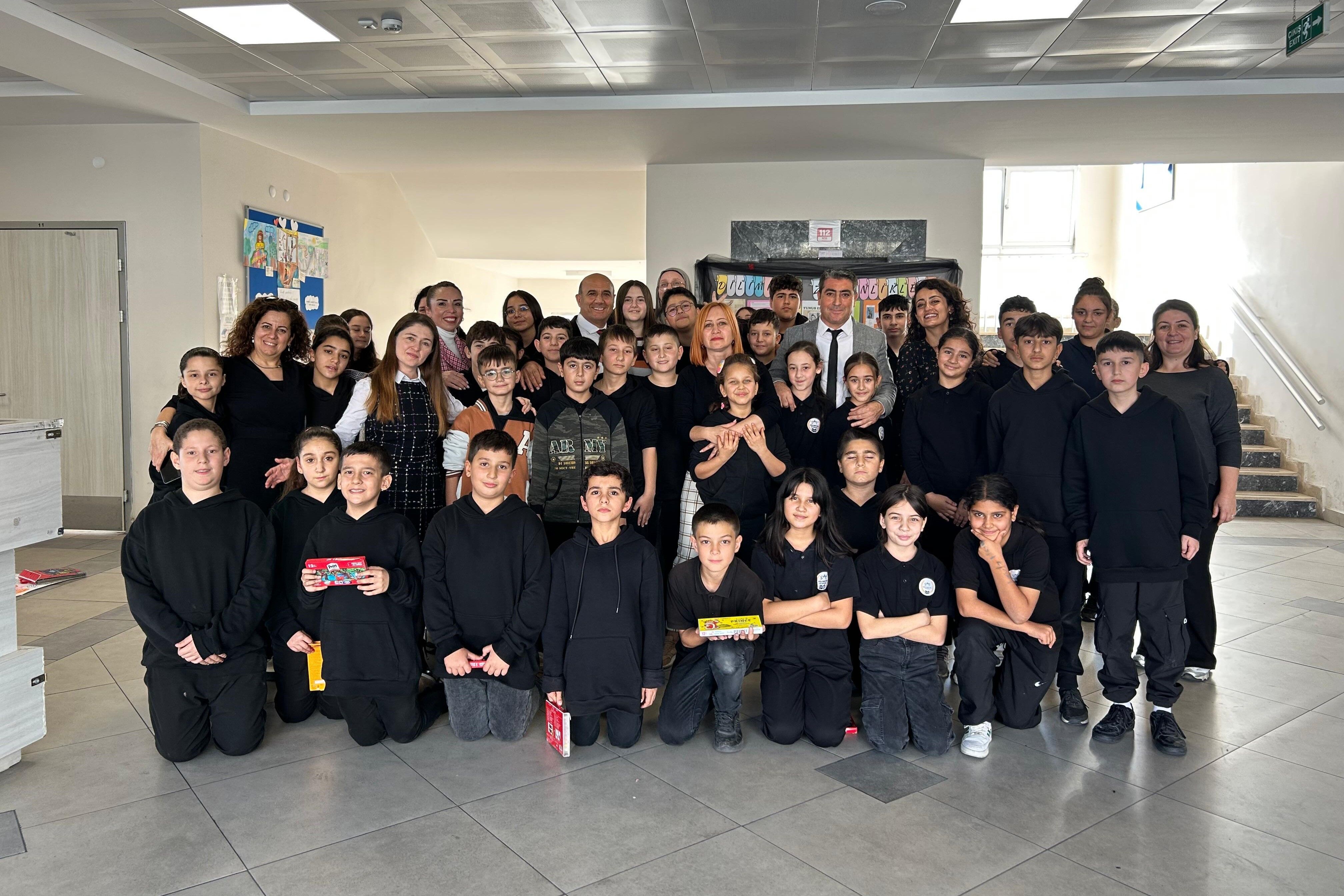 İzmirli 700 Öğrenciden 30 Metrelik Sevgi Çizimi (3)