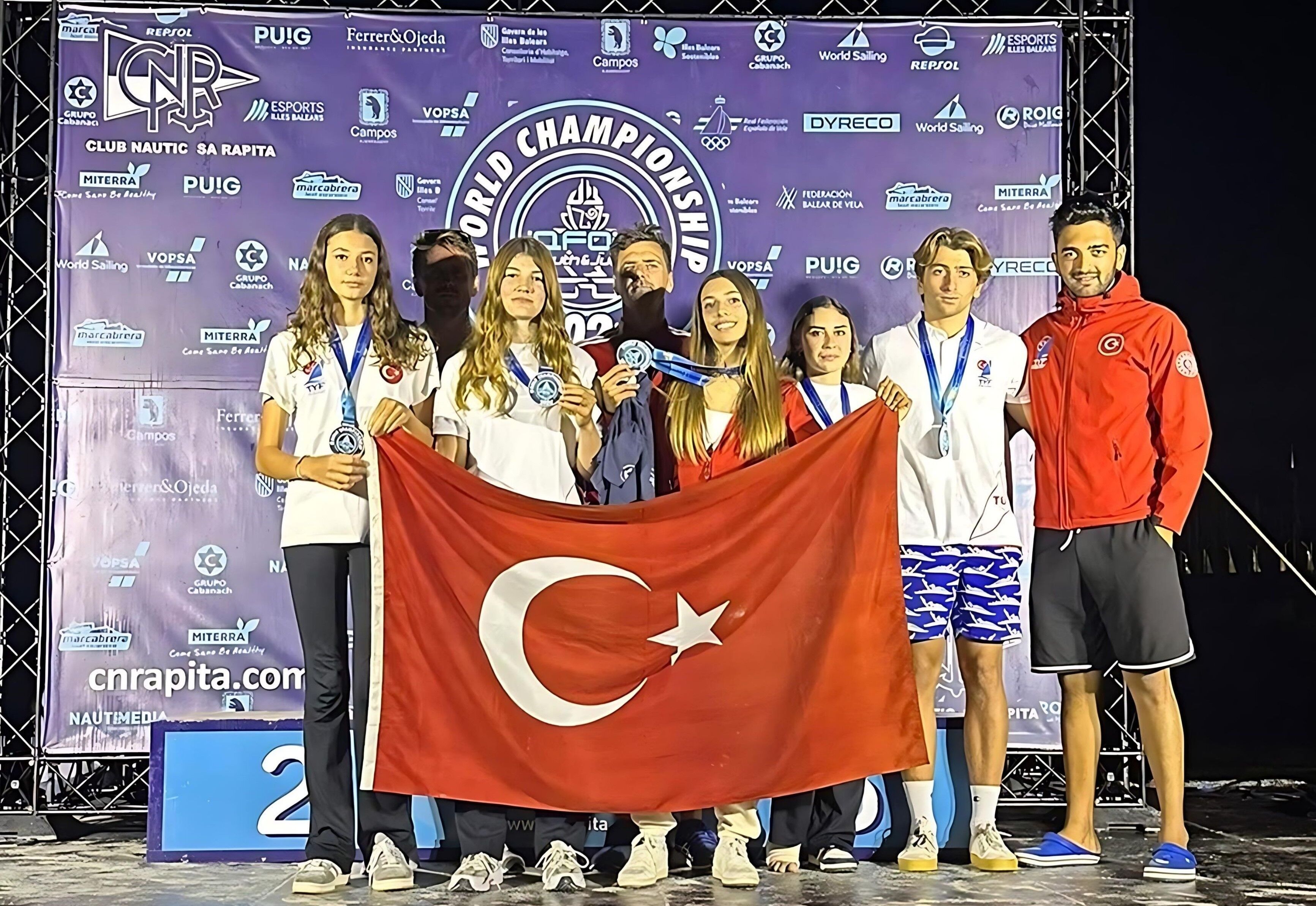 İzmirli Genç Sörfçülerden Dünya Ve Avrupa'da Unutulmaz Başarı0